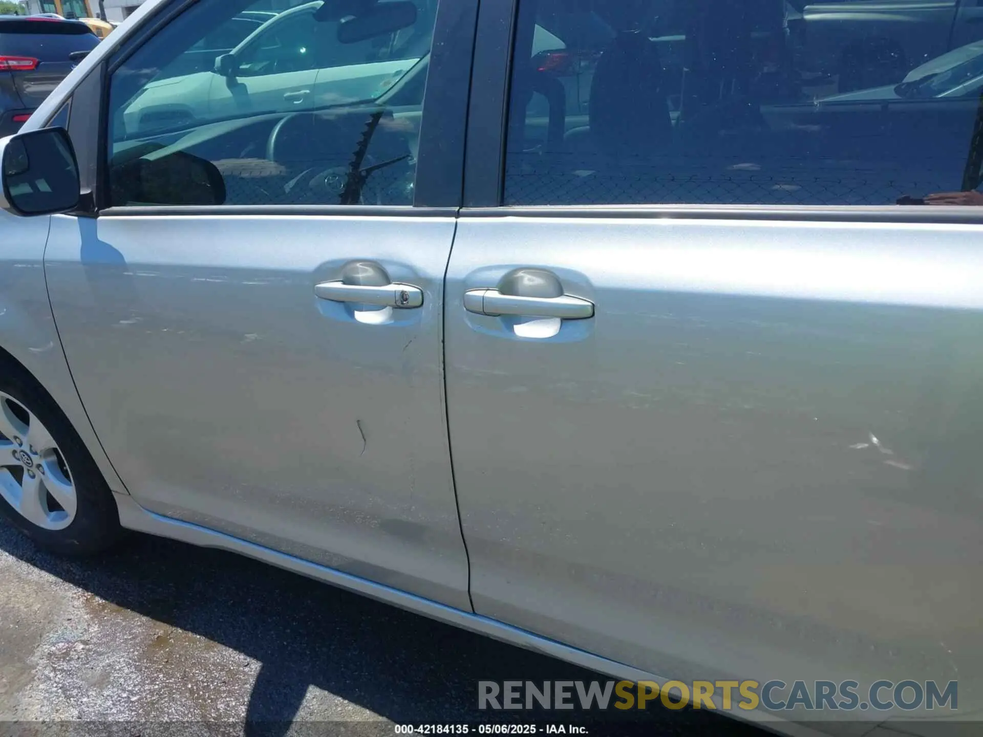 18 Photograph of a damaged car 5TDKZ3DC3LS053328 TOYOTA SIENNA 2020