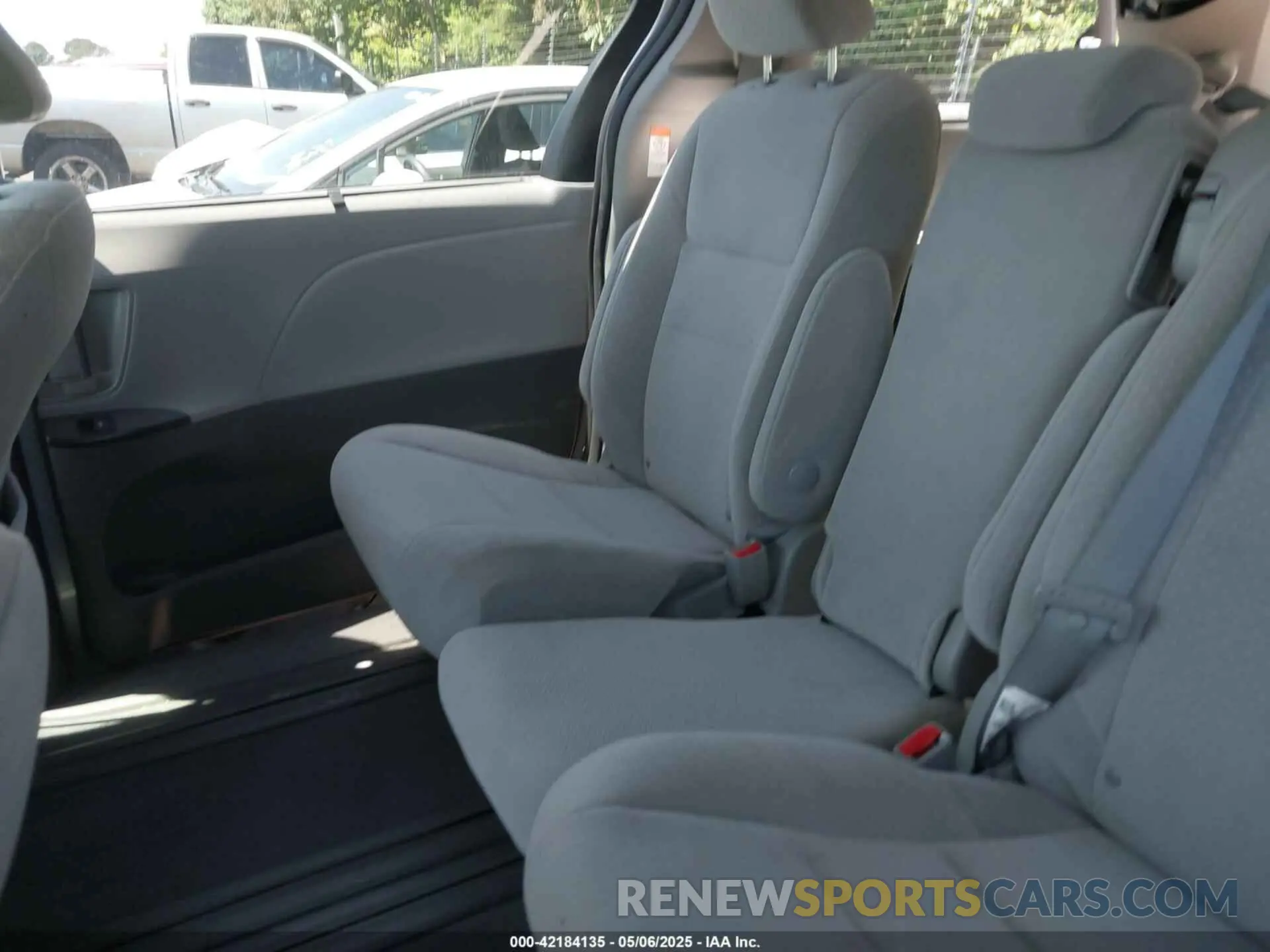 8 Photograph of a damaged car 5TDKZ3DC3LS053328 TOYOTA SIENNA 2020