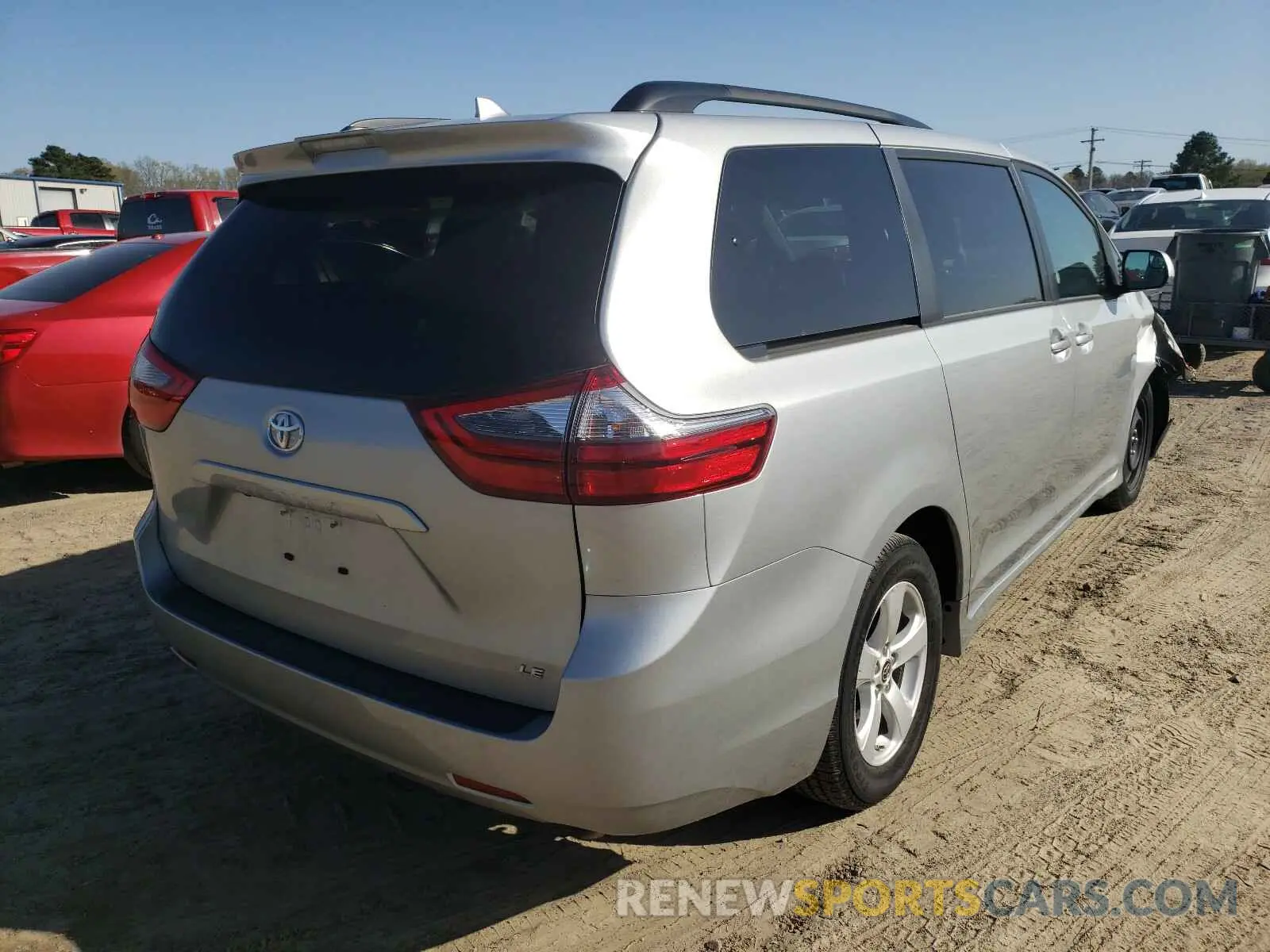 4 Photograph of a damaged car 5TDKZ3DC4LS069117 TOYOTA SIENNA 2020