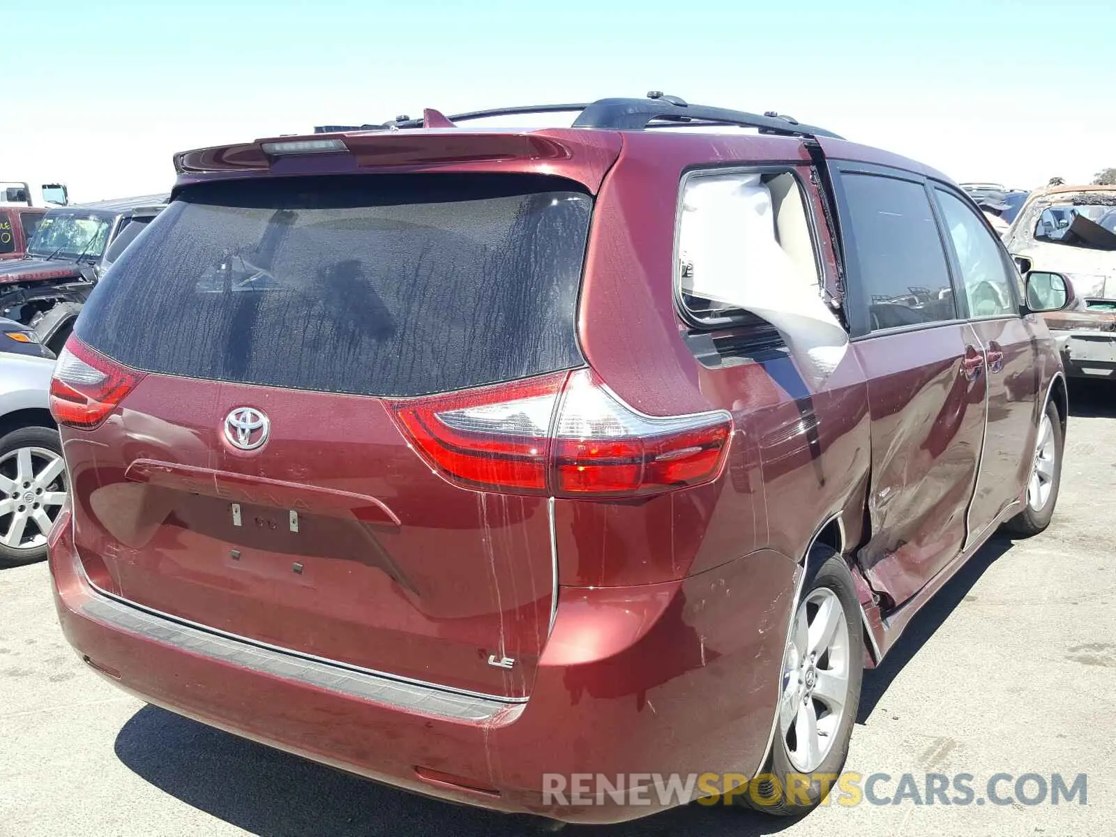 4 Photograph of a damaged car 5TDKZ3DC5LS040337 TOYOTA SIENNA 2020