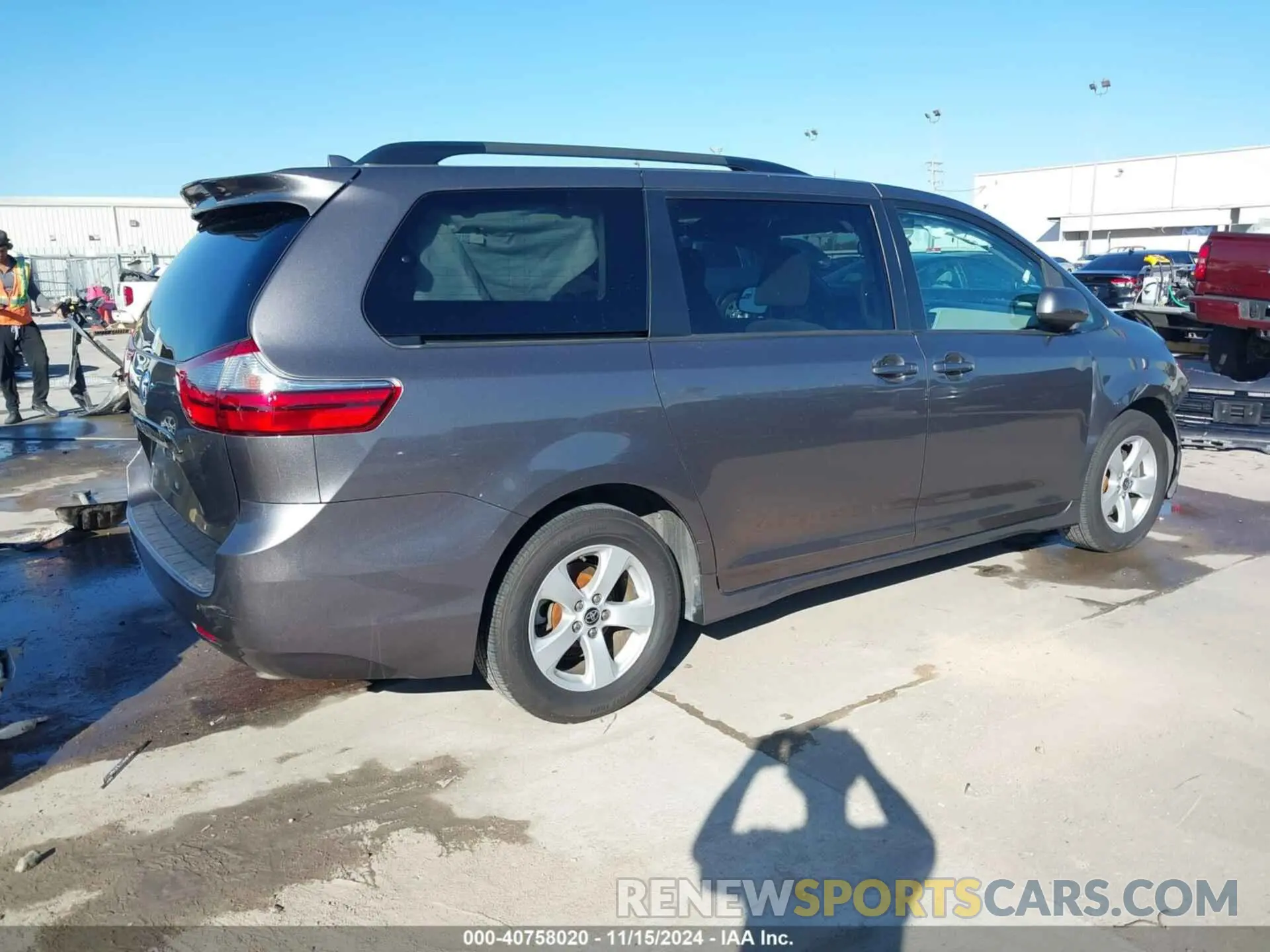 4 Photograph of a damaged car 5TDKZ3DC8LS064499 TOYOTA SIENNA 2020