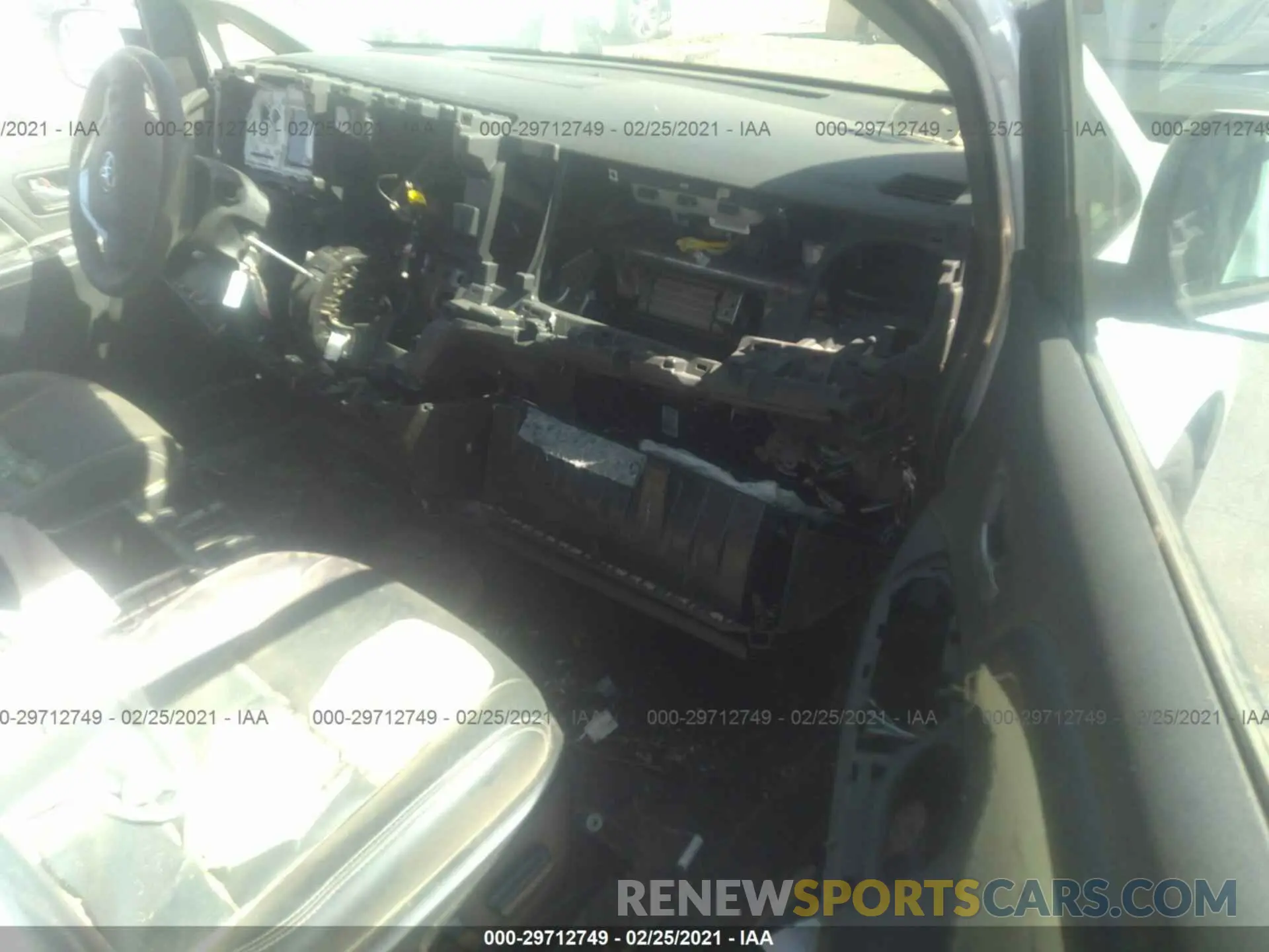 5 Photograph of a damaged car 5TDXZ3DC1LS079402 TOYOTA SIENNA 2020