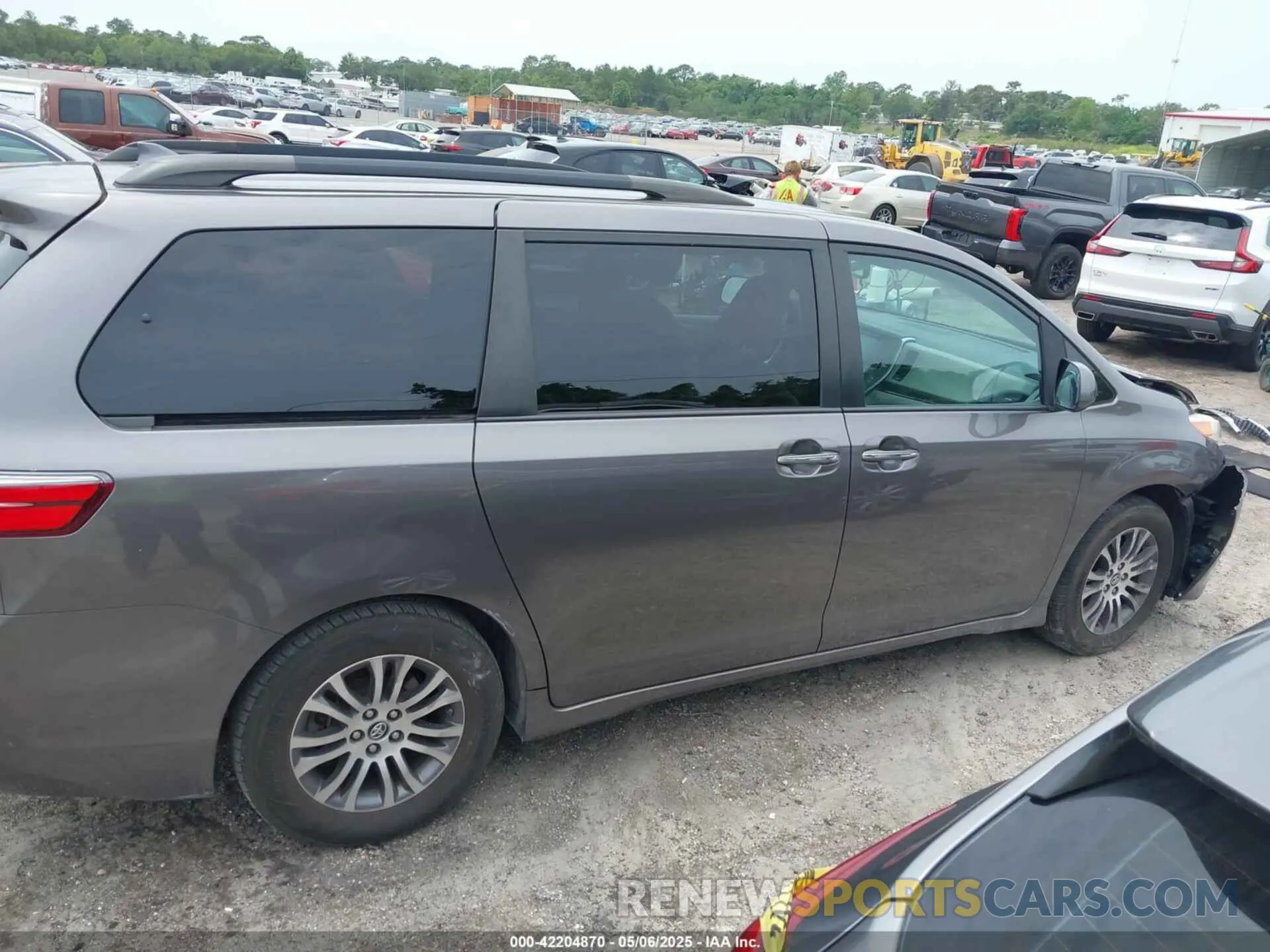 13 Photograph of a damaged car 5TDYZ3DC0LS024959 TOYOTA SIENNA 2020