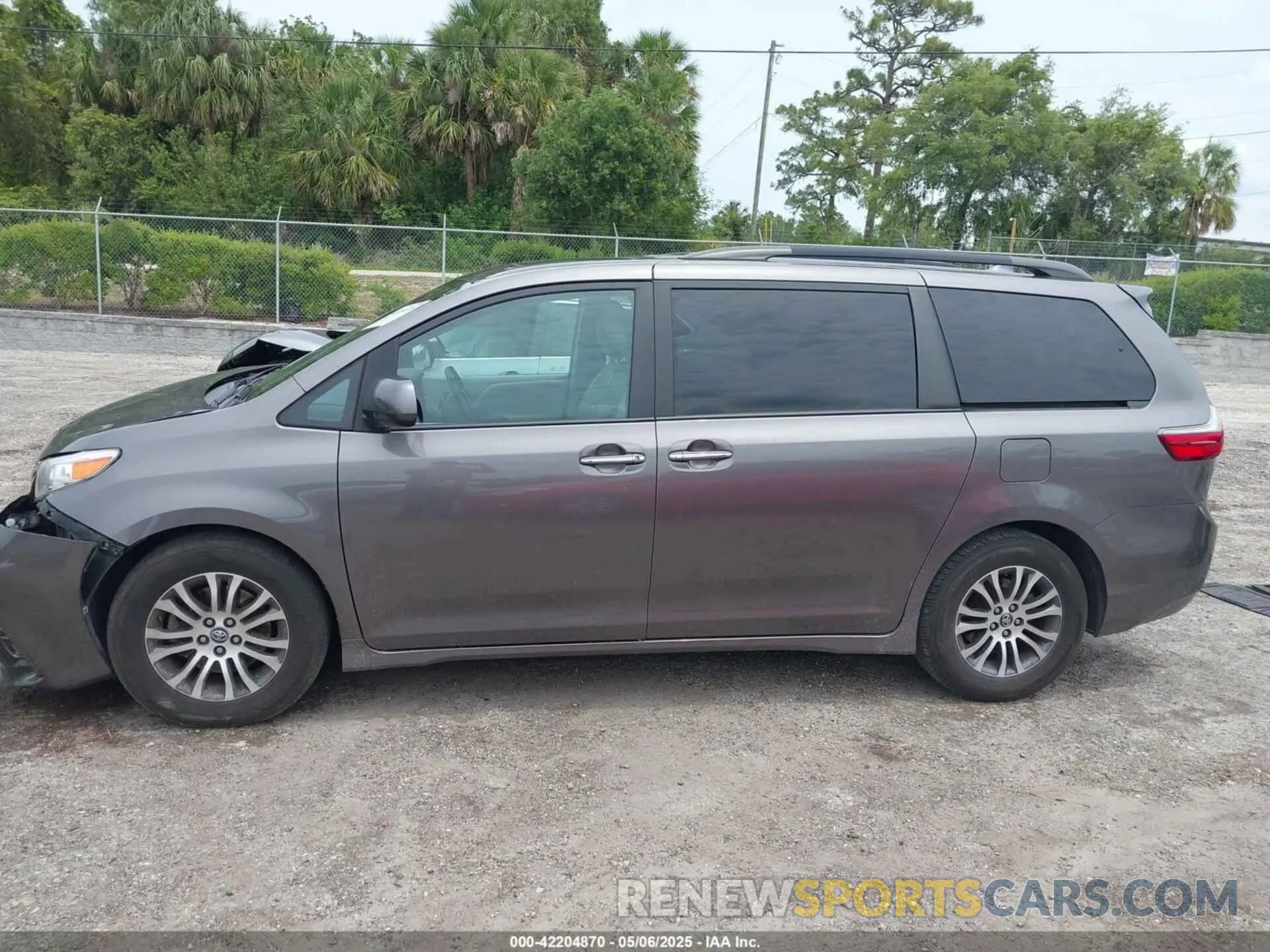 14 Photograph of a damaged car 5TDYZ3DC0LS024959 TOYOTA SIENNA 2020