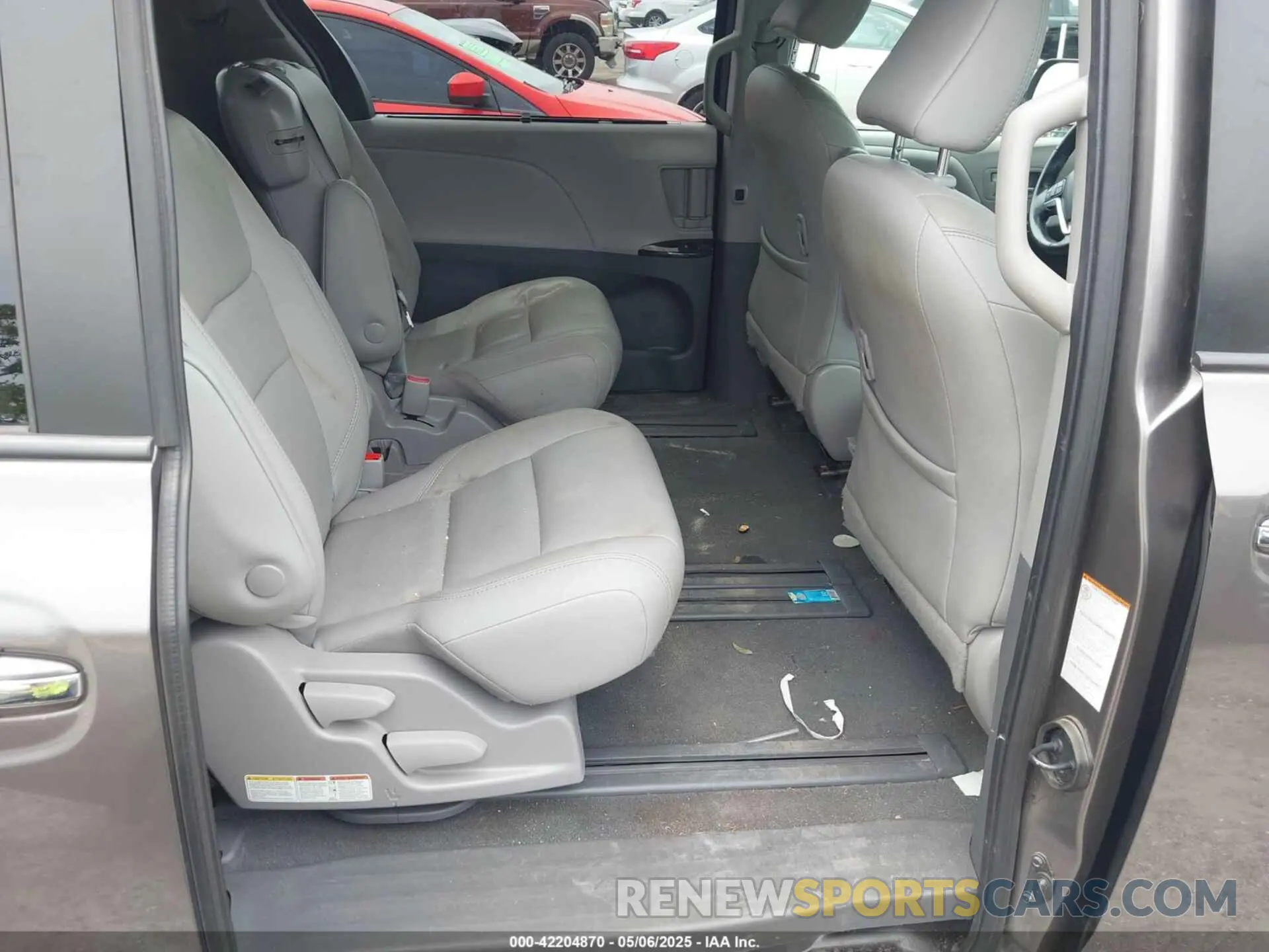8 Photograph of a damaged car 5TDYZ3DC0LS024959 TOYOTA SIENNA 2020