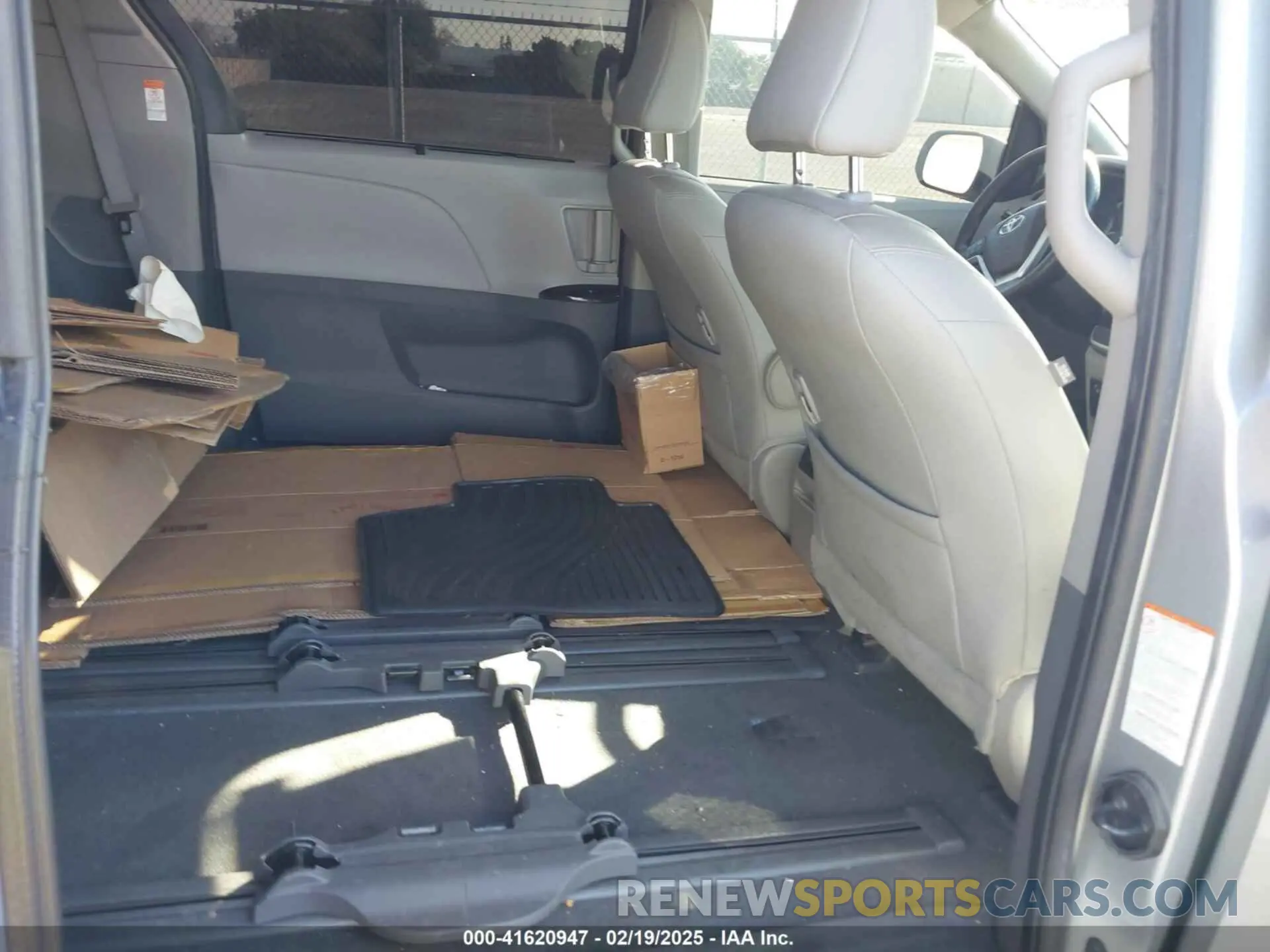 8 Photograph of a damaged car 5TDYZ3DC0LS033208 TOYOTA SIENNA 2020