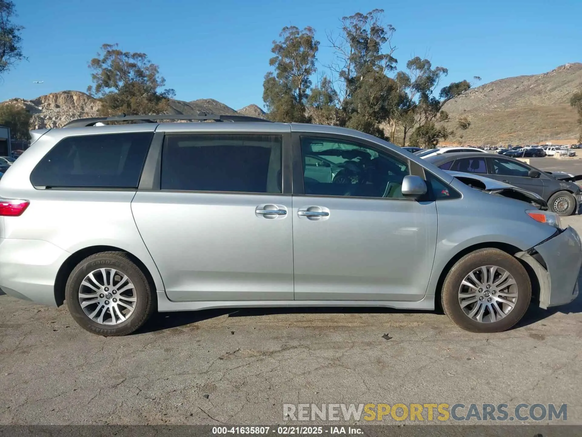 13 Photograph of a damaged car 5TDYZ3DC0LS049229 TOYOTA SIENNA 2020