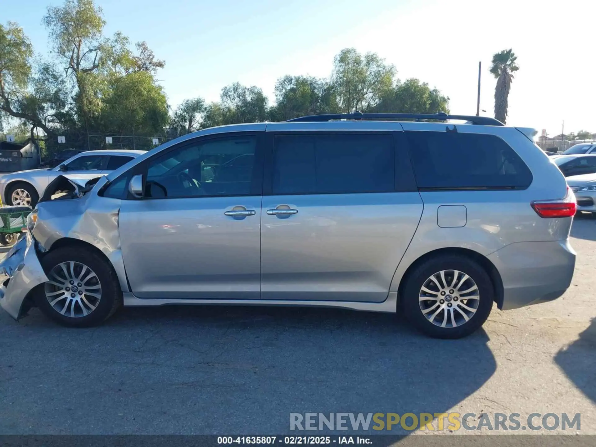 14 Photograph of a damaged car 5TDYZ3DC0LS049229 TOYOTA SIENNA 2020