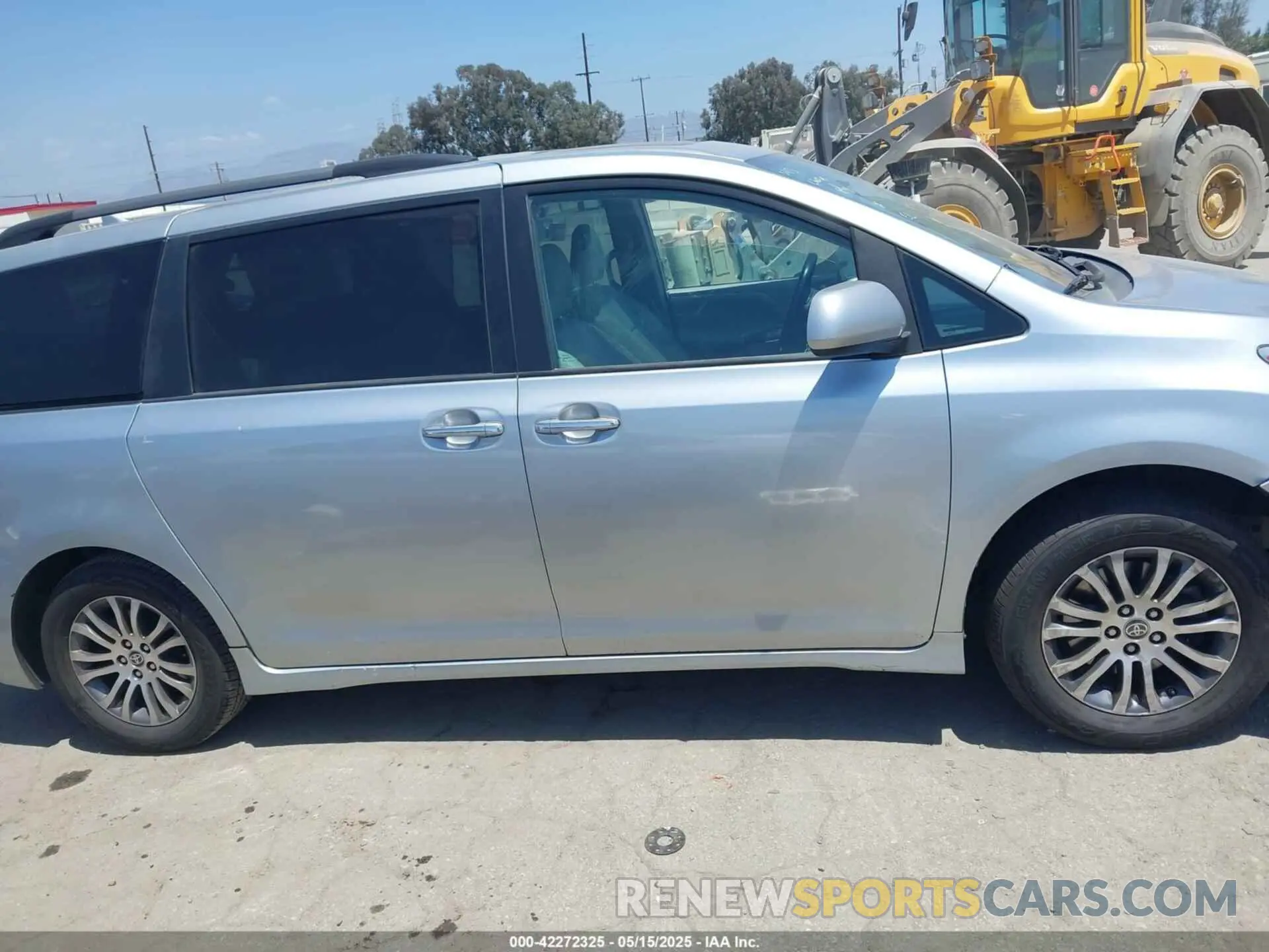 12 Photograph of a damaged car 5TDYZ3DC0LS068198 TOYOTA SIENNA 2020