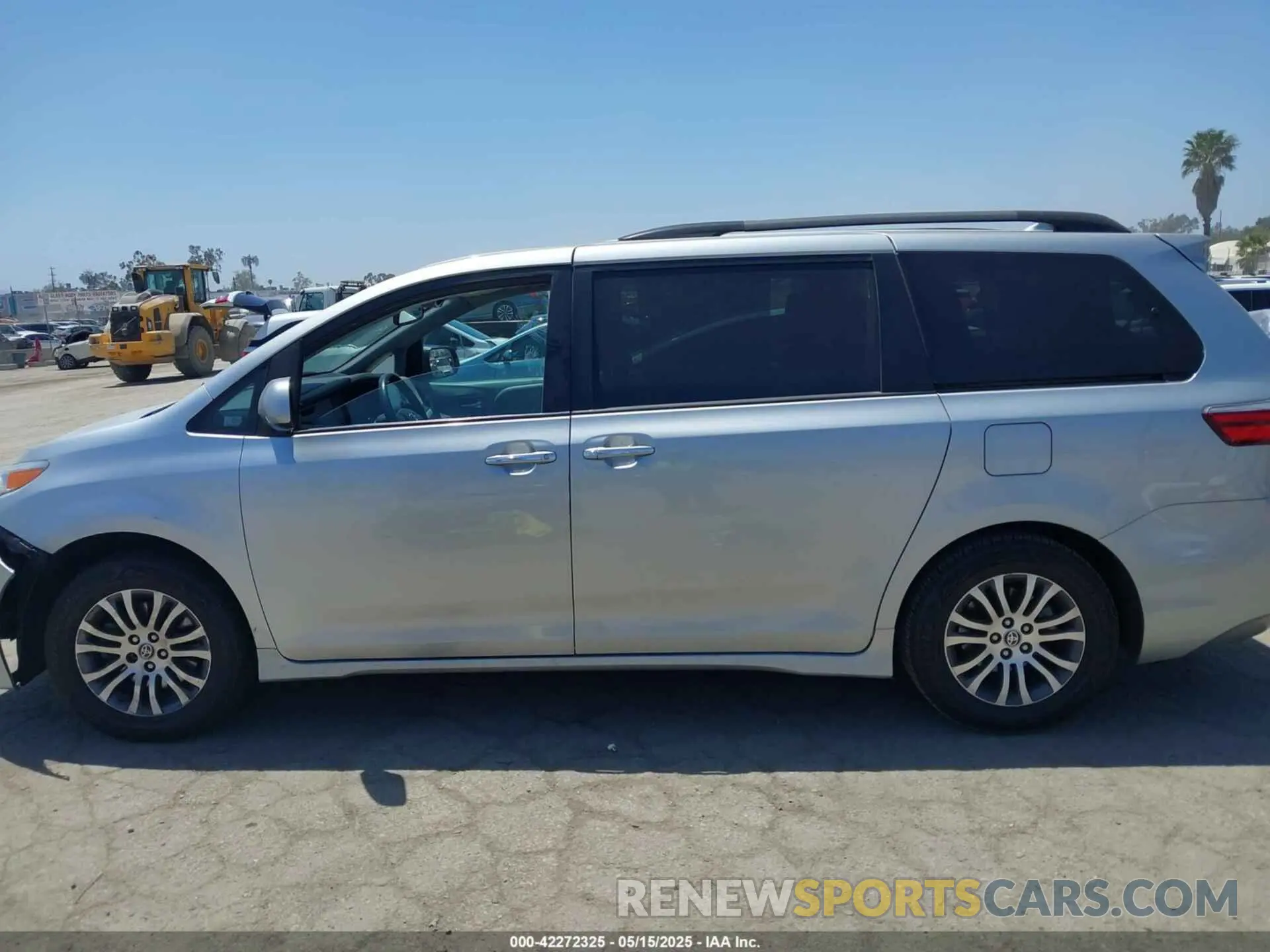 13 Photograph of a damaged car 5TDYZ3DC0LS068198 TOYOTA SIENNA 2020