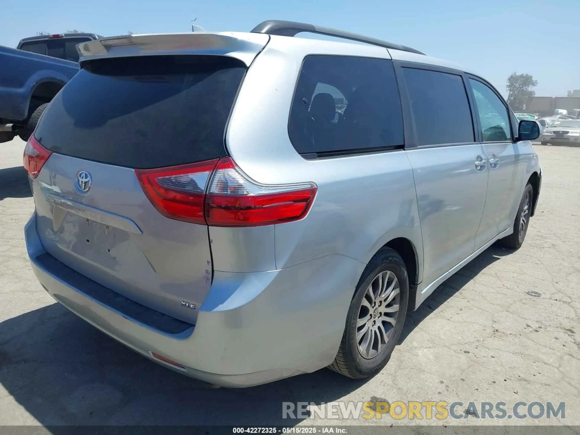4 Photograph of a damaged car 5TDYZ3DC0LS068198 TOYOTA SIENNA 2020