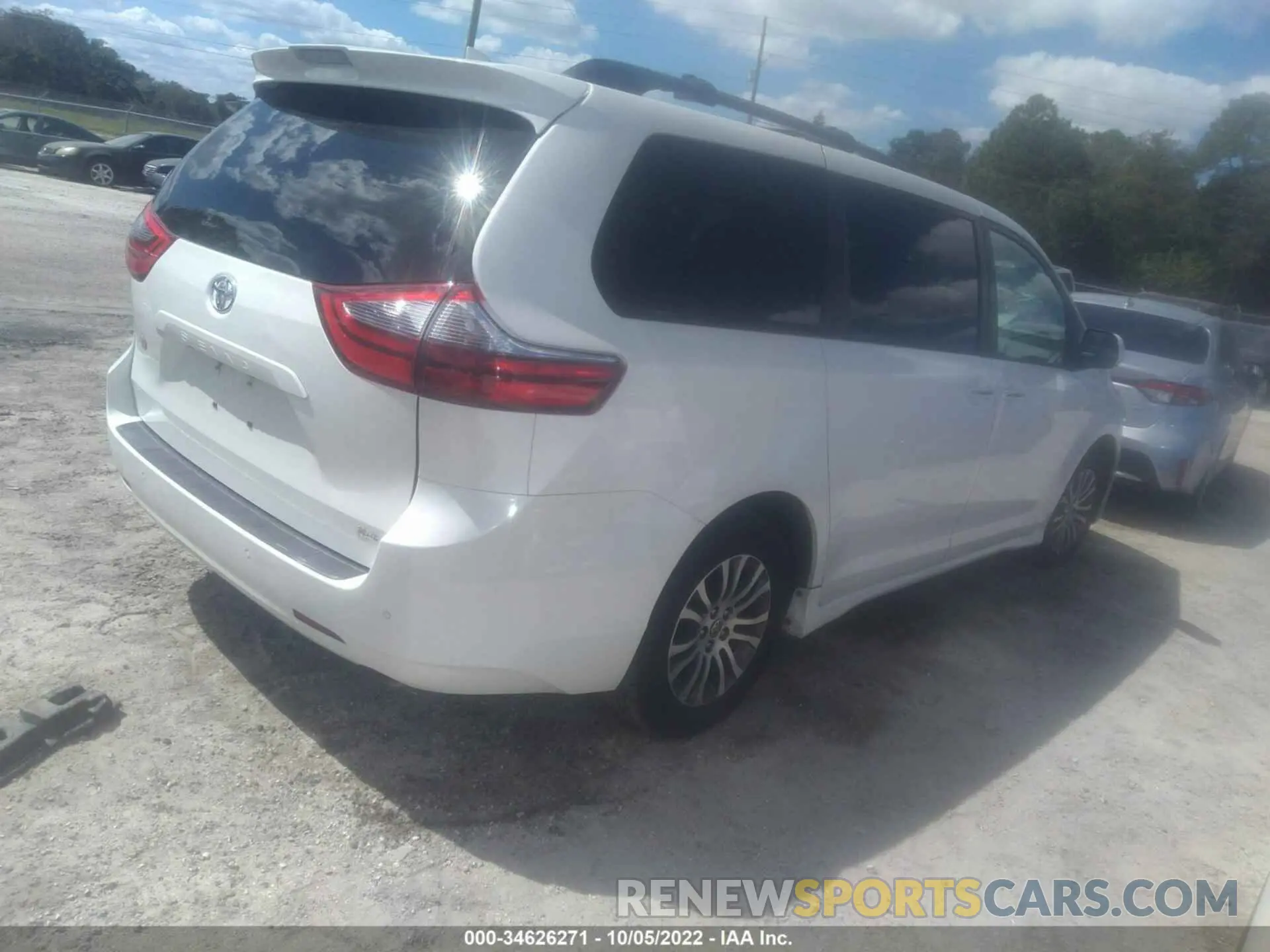 4 Photograph of a damaged car 5TDYZ3DC0LS085731 TOYOTA SIENNA 2020