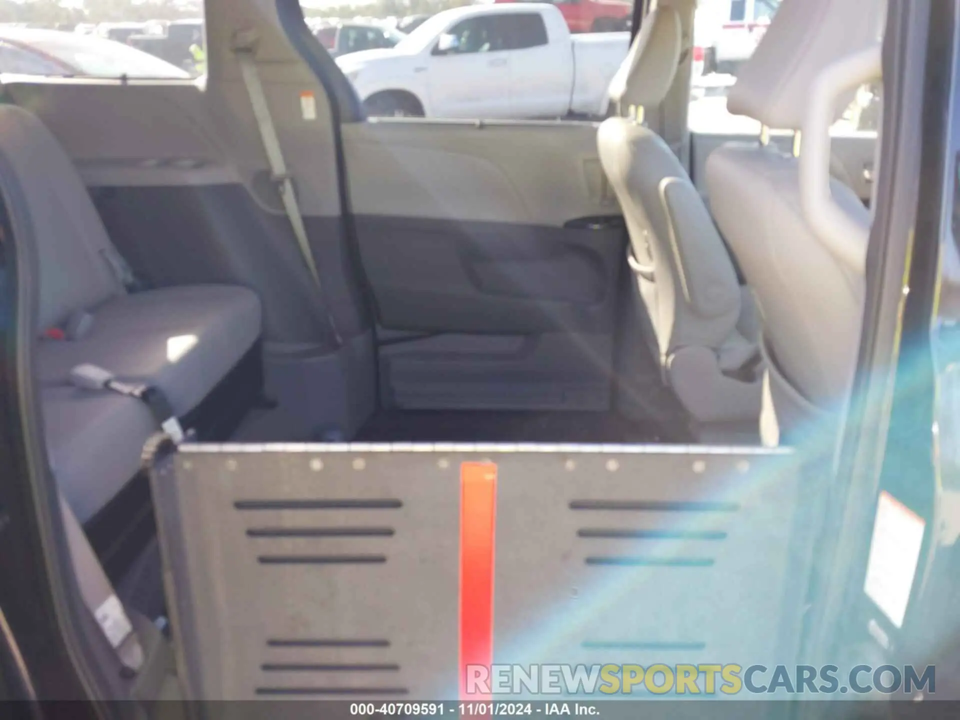 8 Photograph of a damaged car 5TDYZ3DC2LS064847 TOYOTA SIENNA 2020