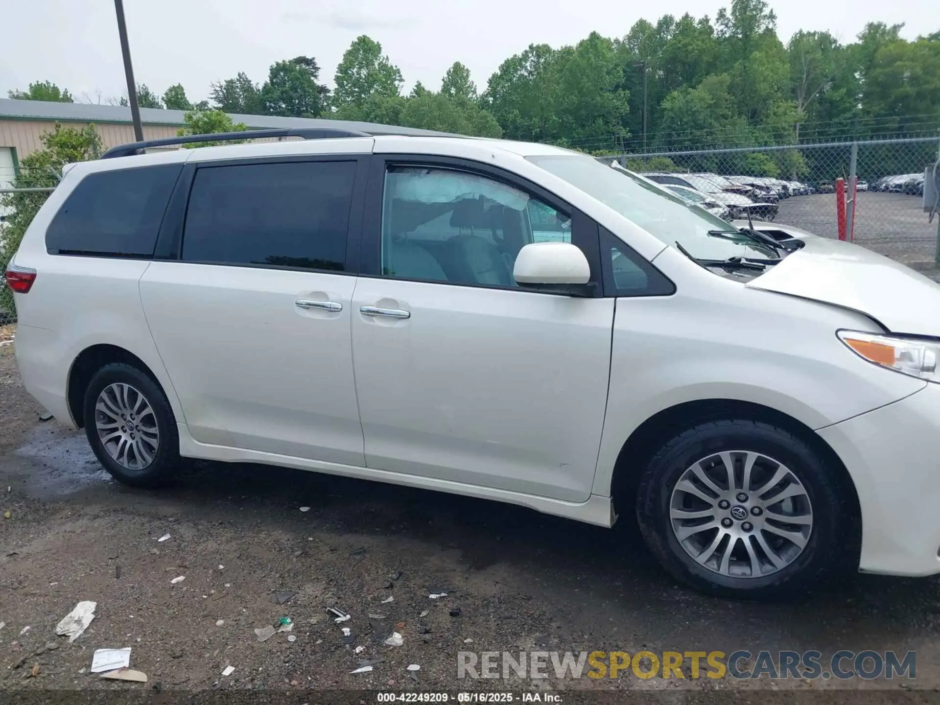 12 Photograph of a damaged car 5TDYZ3DC3LS048818 TOYOTA SIENNA 2020
