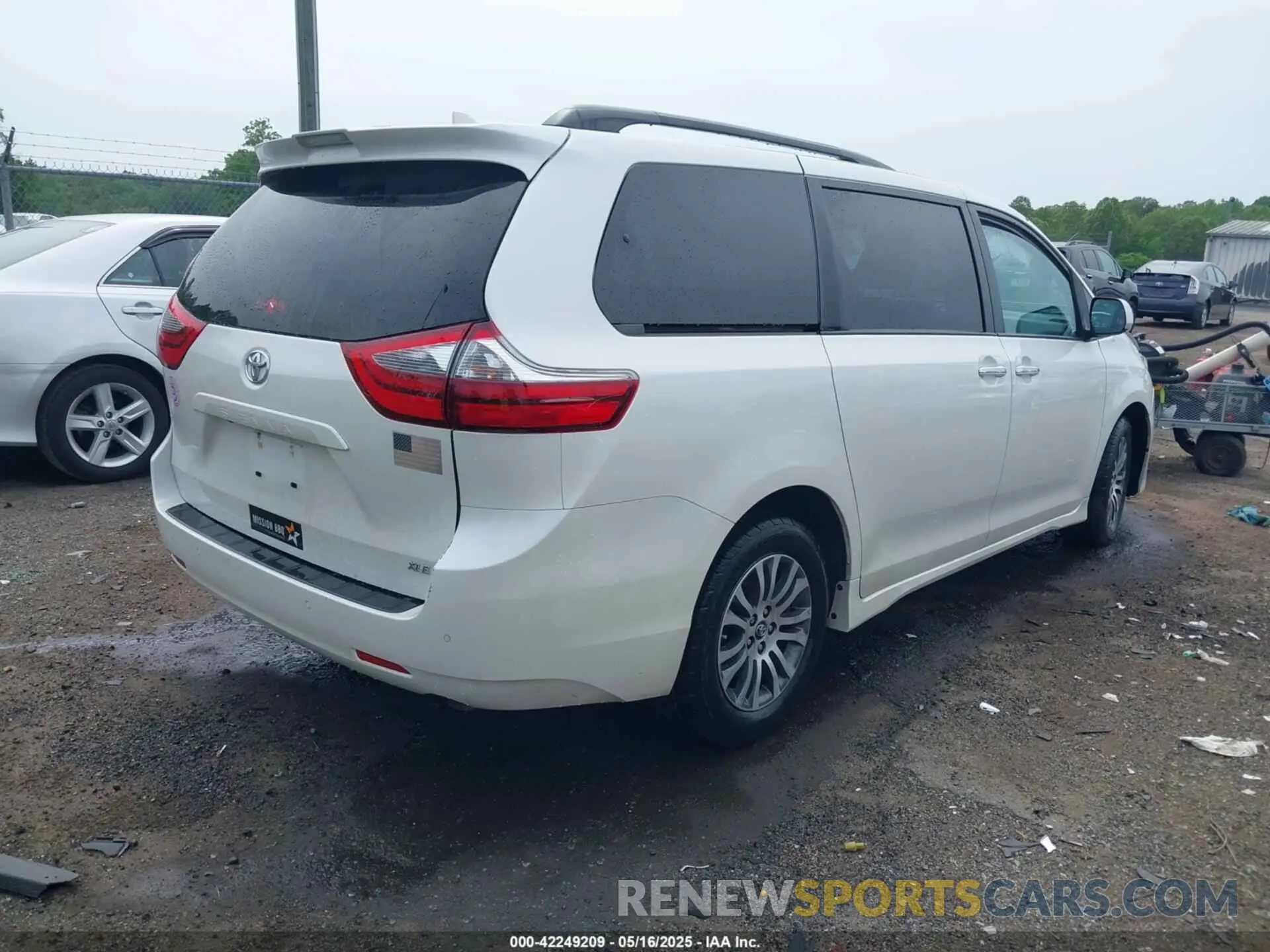 4 Photograph of a damaged car 5TDYZ3DC3LS048818 TOYOTA SIENNA 2020