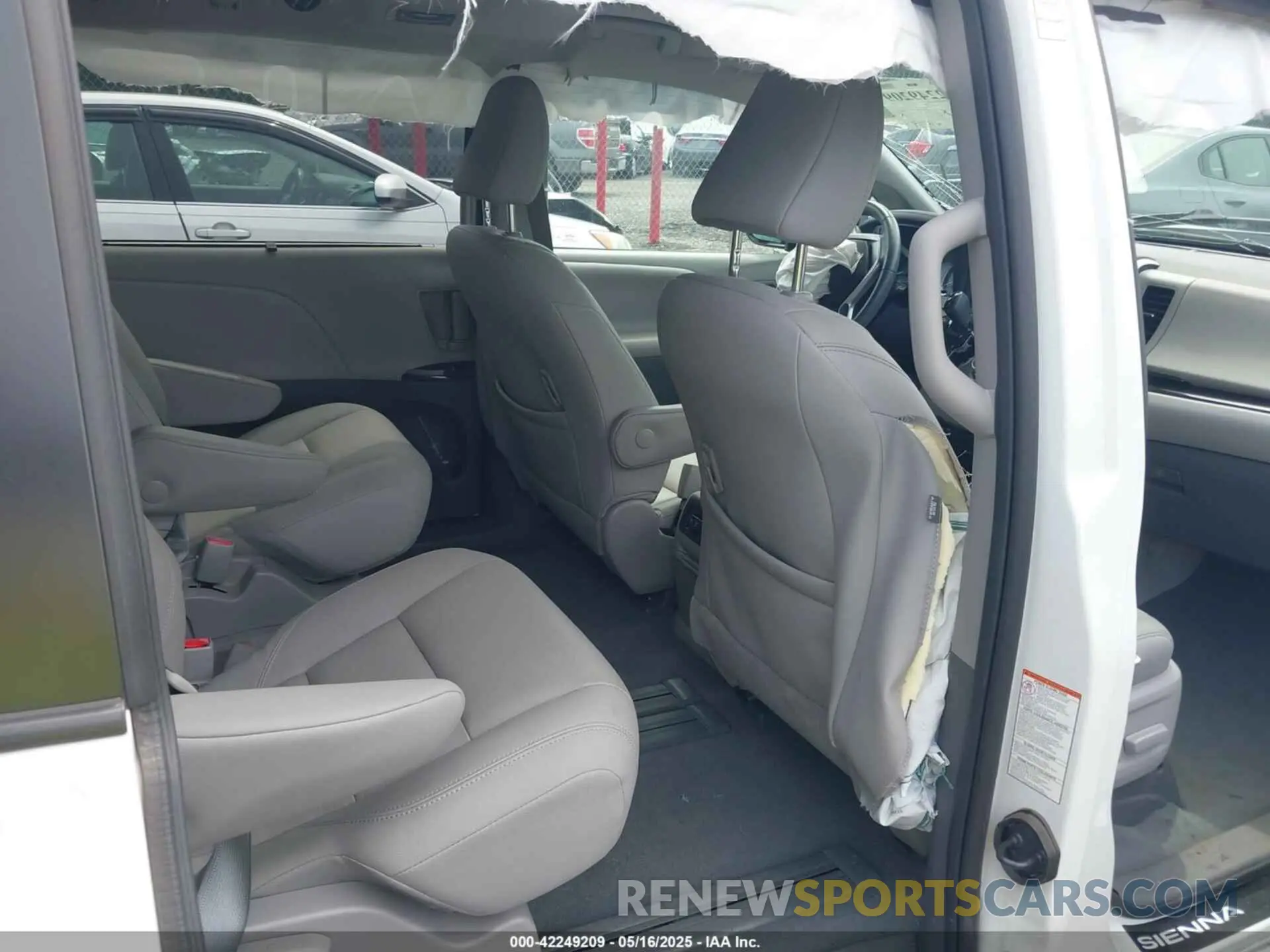 8 Photograph of a damaged car 5TDYZ3DC3LS048818 TOYOTA SIENNA 2020