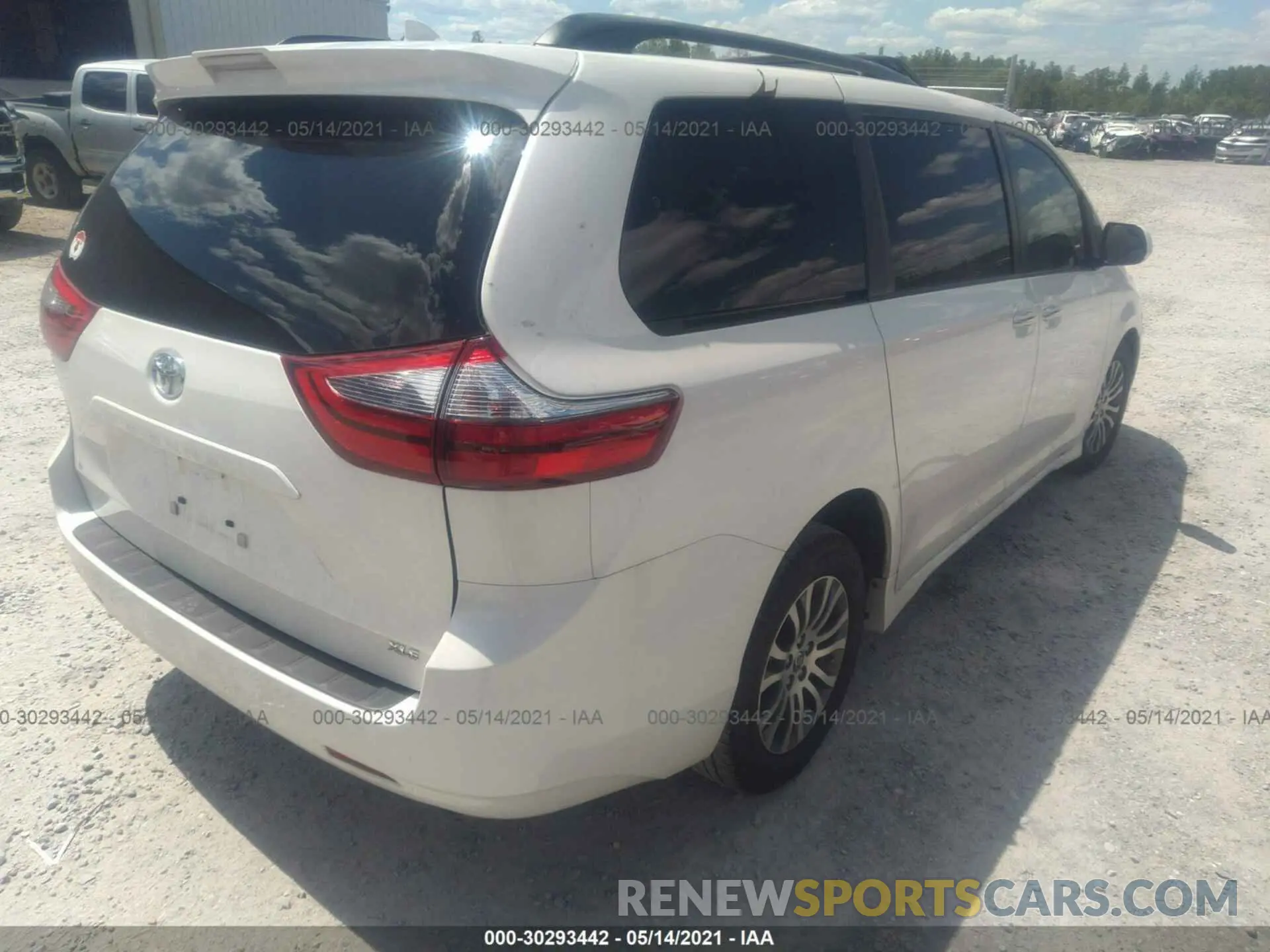 4 Photograph of a damaged car 5TDYZ3DC4LS081679 TOYOTA SIENNA 2020