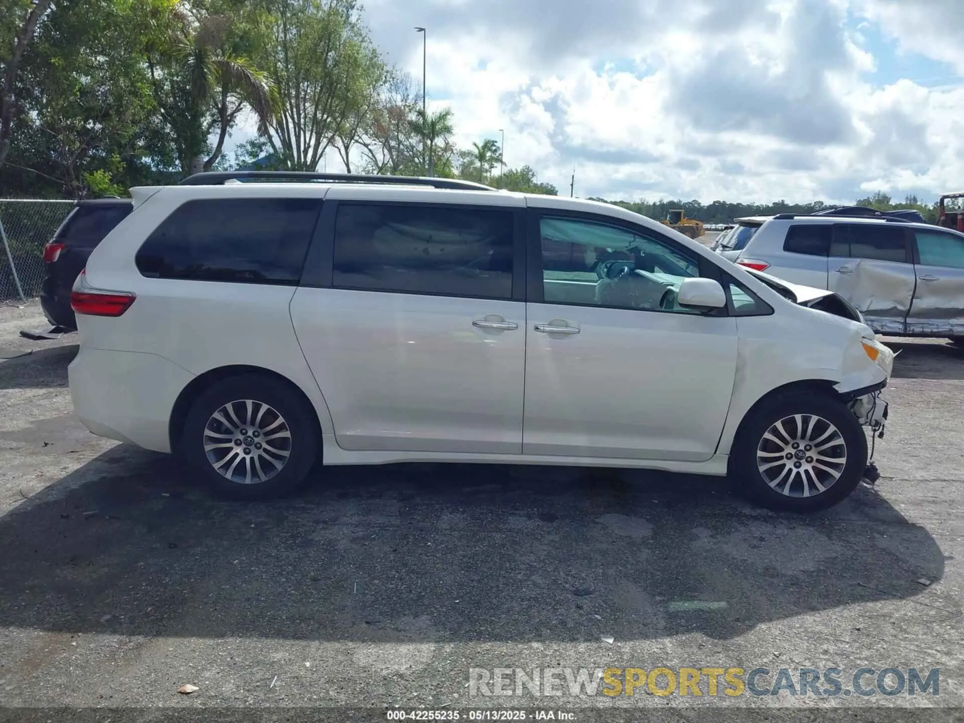 13 Photograph of a damaged car 5TDYZ3DC5LS029364 TOYOTA SIENNA 2020
