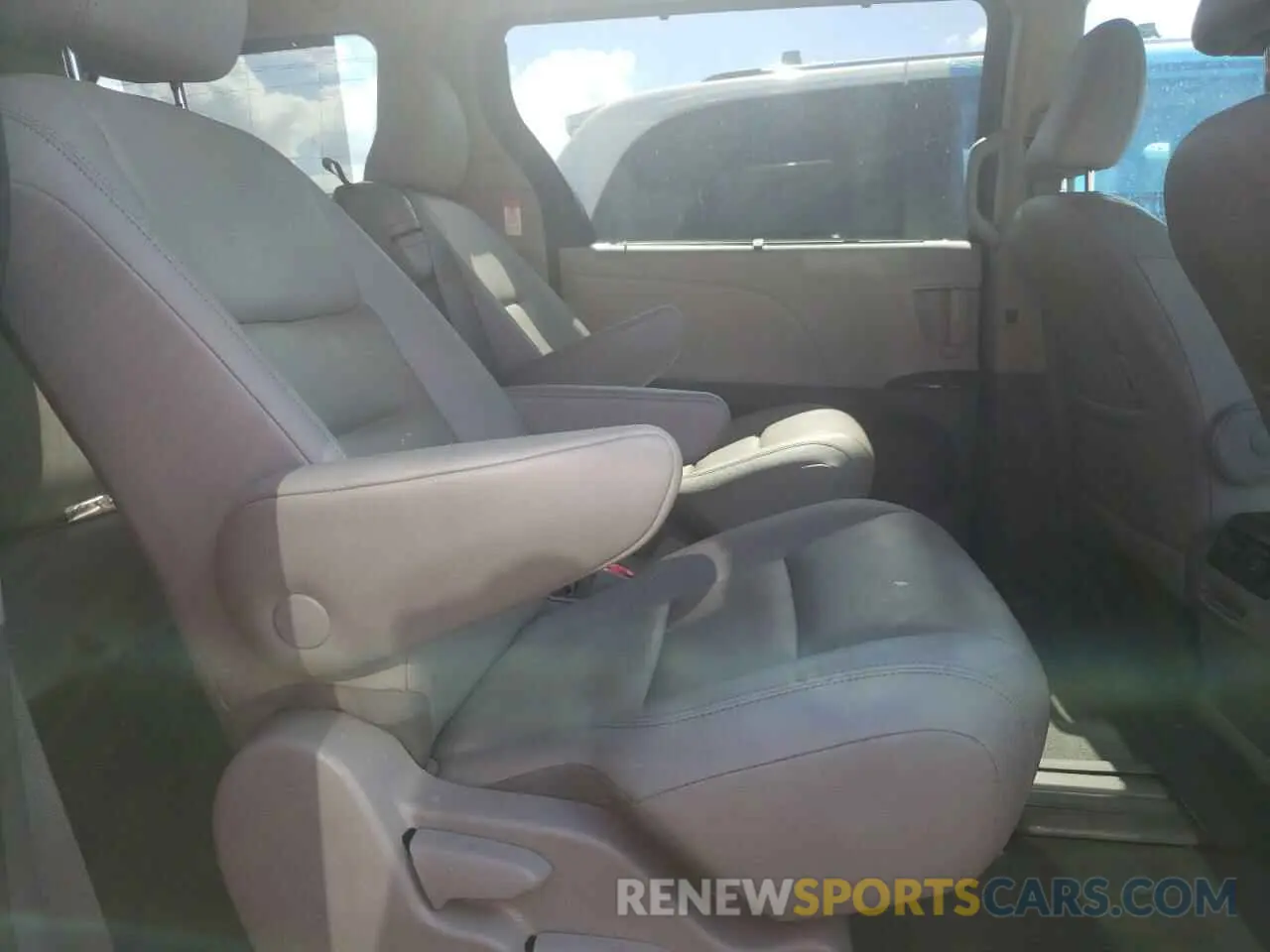 6 Photograph of a damaged car 5TDYZ3DC5LS035665 TOYOTA SIENNA 2020