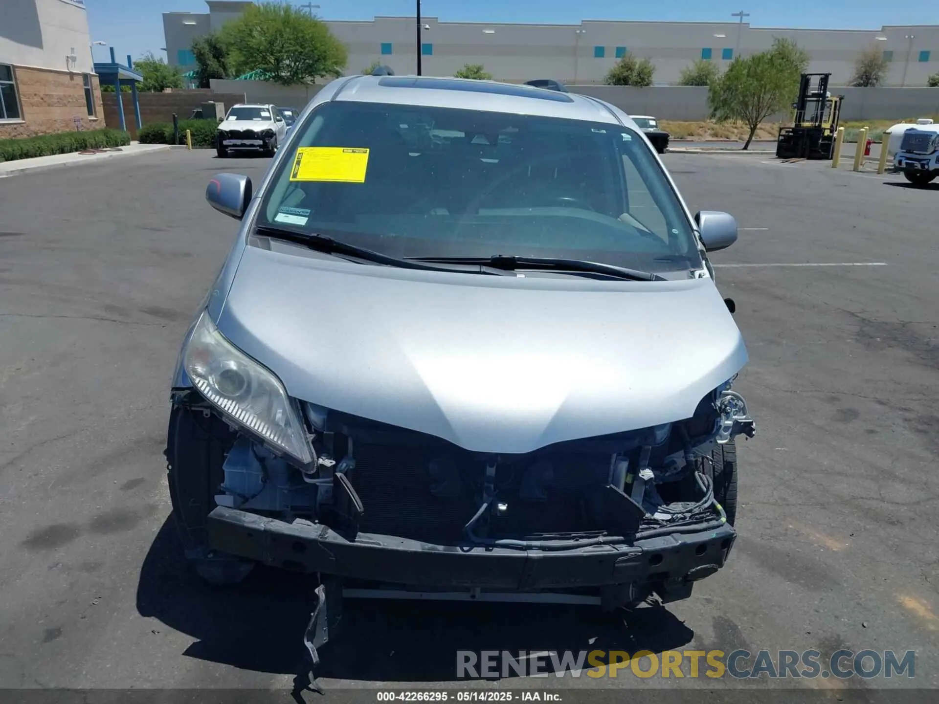 13 Photograph of a damaged car 5TDYZ3DC5LS054619 TOYOTA SIENNA 2020