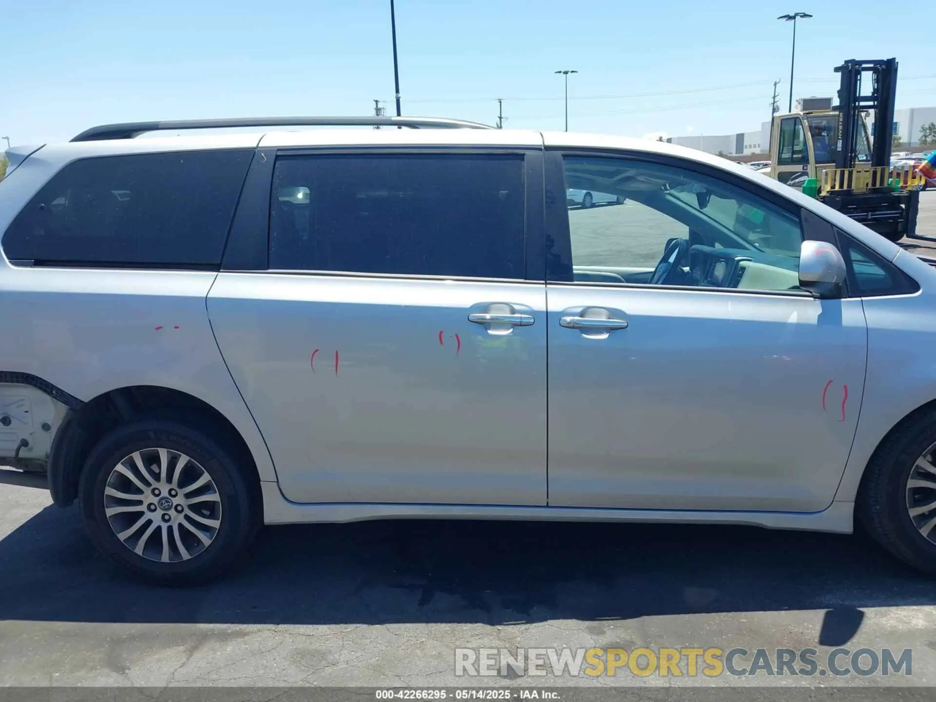 14 Photograph of a damaged car 5TDYZ3DC5LS054619 TOYOTA SIENNA 2020