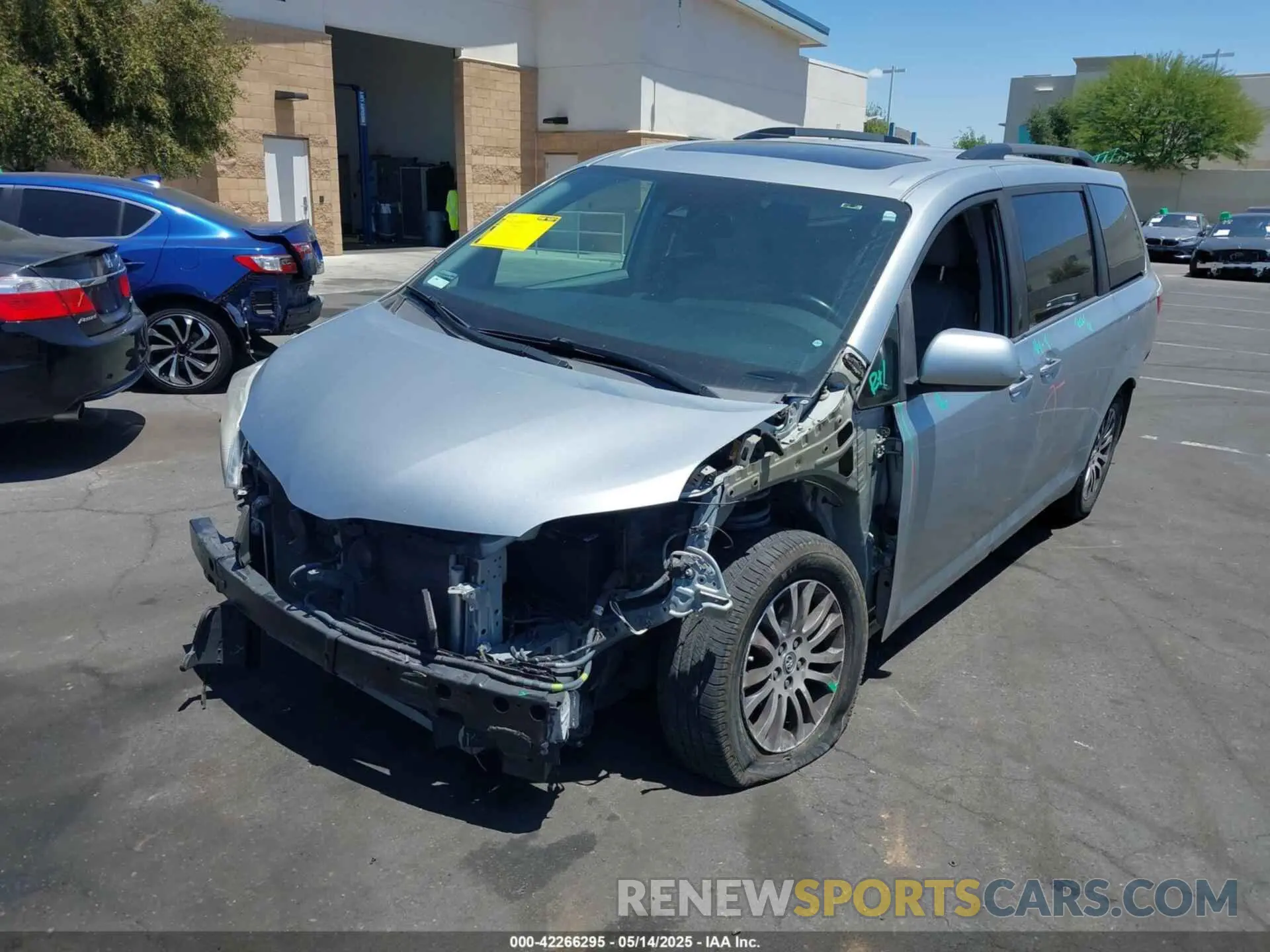 2 Photograph of a damaged car 5TDYZ3DC5LS054619 TOYOTA SIENNA 2020