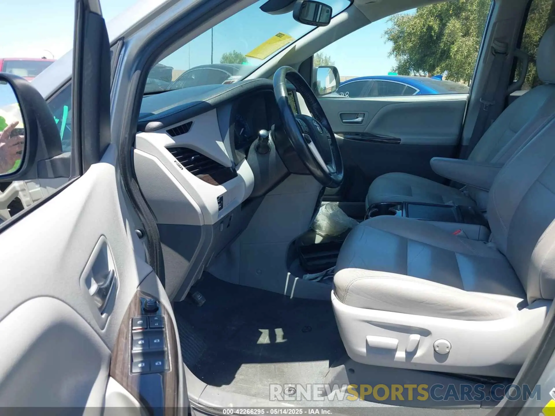 5 Photograph of a damaged car 5TDYZ3DC5LS054619 TOYOTA SIENNA 2020
