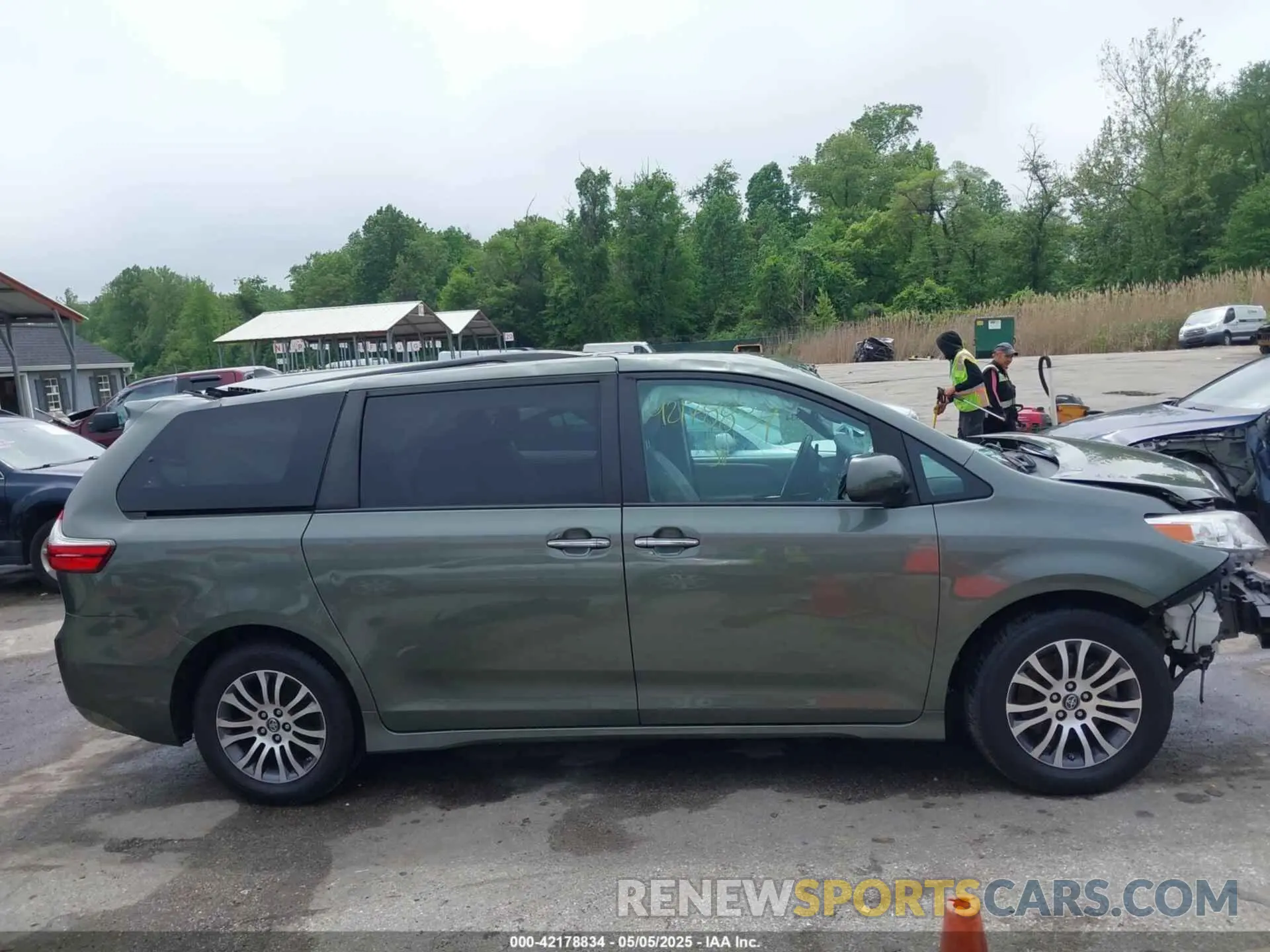 14 Photograph of a damaged car 5TDYZ3DC6LS021788 TOYOTA SIENNA 2020