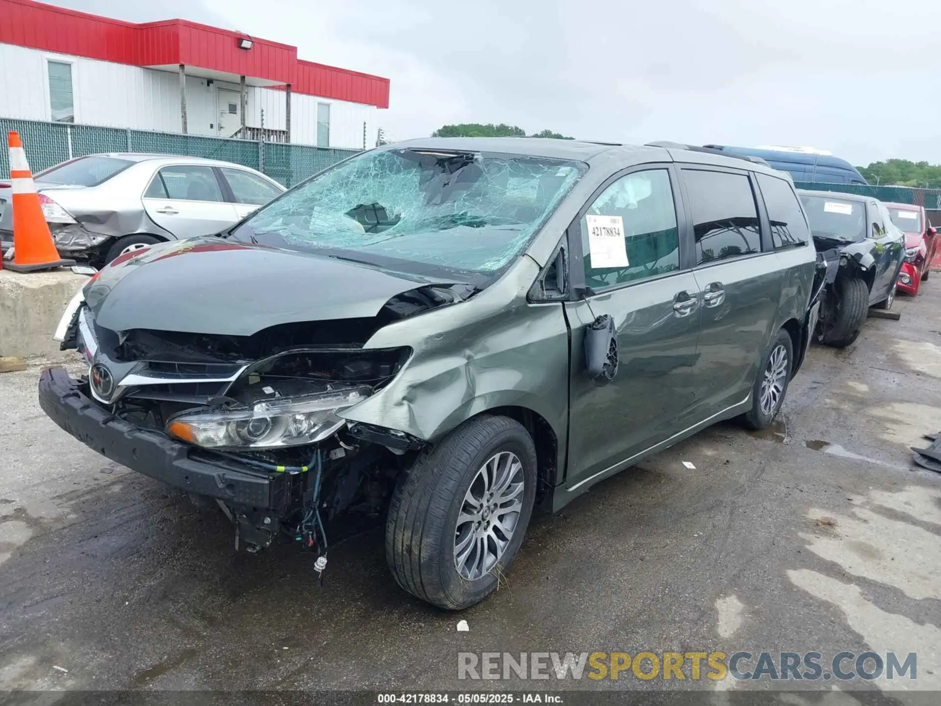 2 Photograph of a damaged car 5TDYZ3DC6LS021788 TOYOTA SIENNA 2020