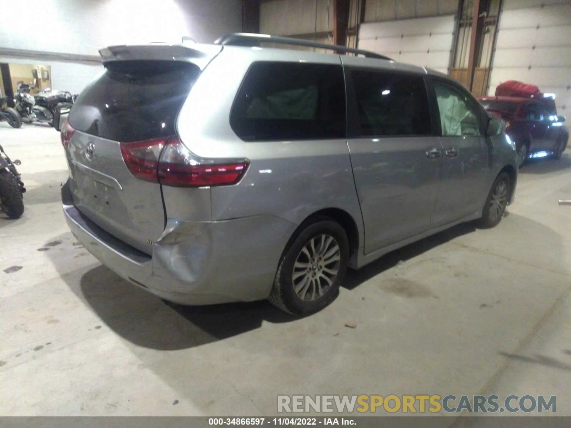 4 Photograph of a damaged car 5TDYZ3DC6LS033665 TOYOTA SIENNA 2020