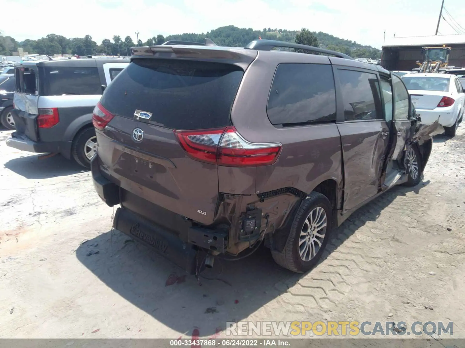 4 Photograph of a damaged car 5TDYZ3DC7LS036610 TOYOTA SIENNA 2020