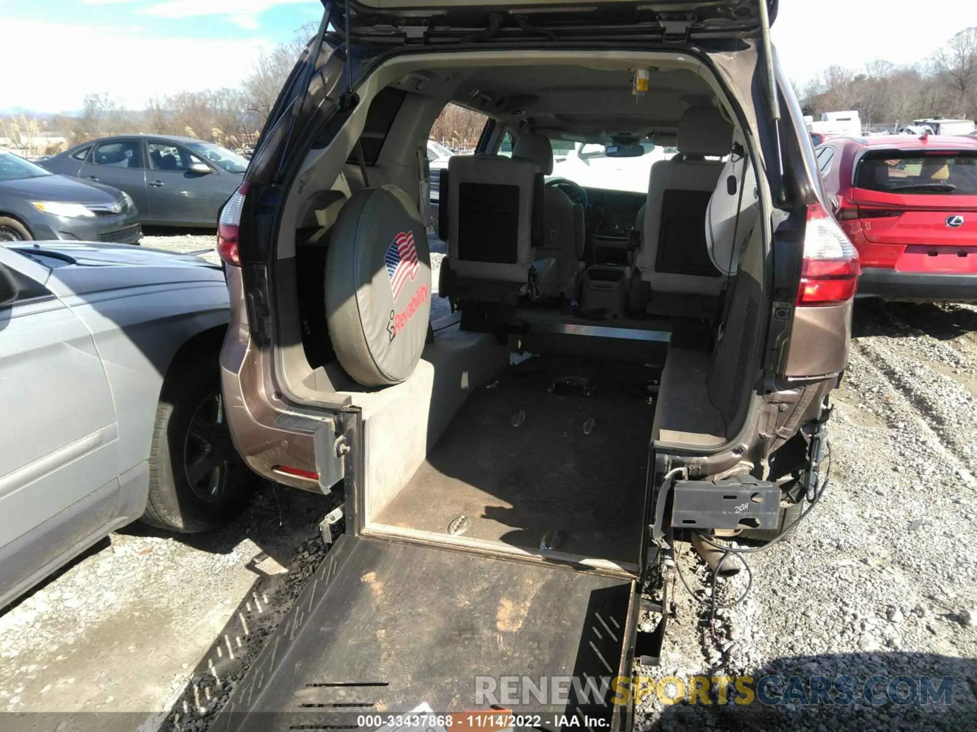 8 Photograph of a damaged car 5TDYZ3DC7LS036610 TOYOTA SIENNA 2020