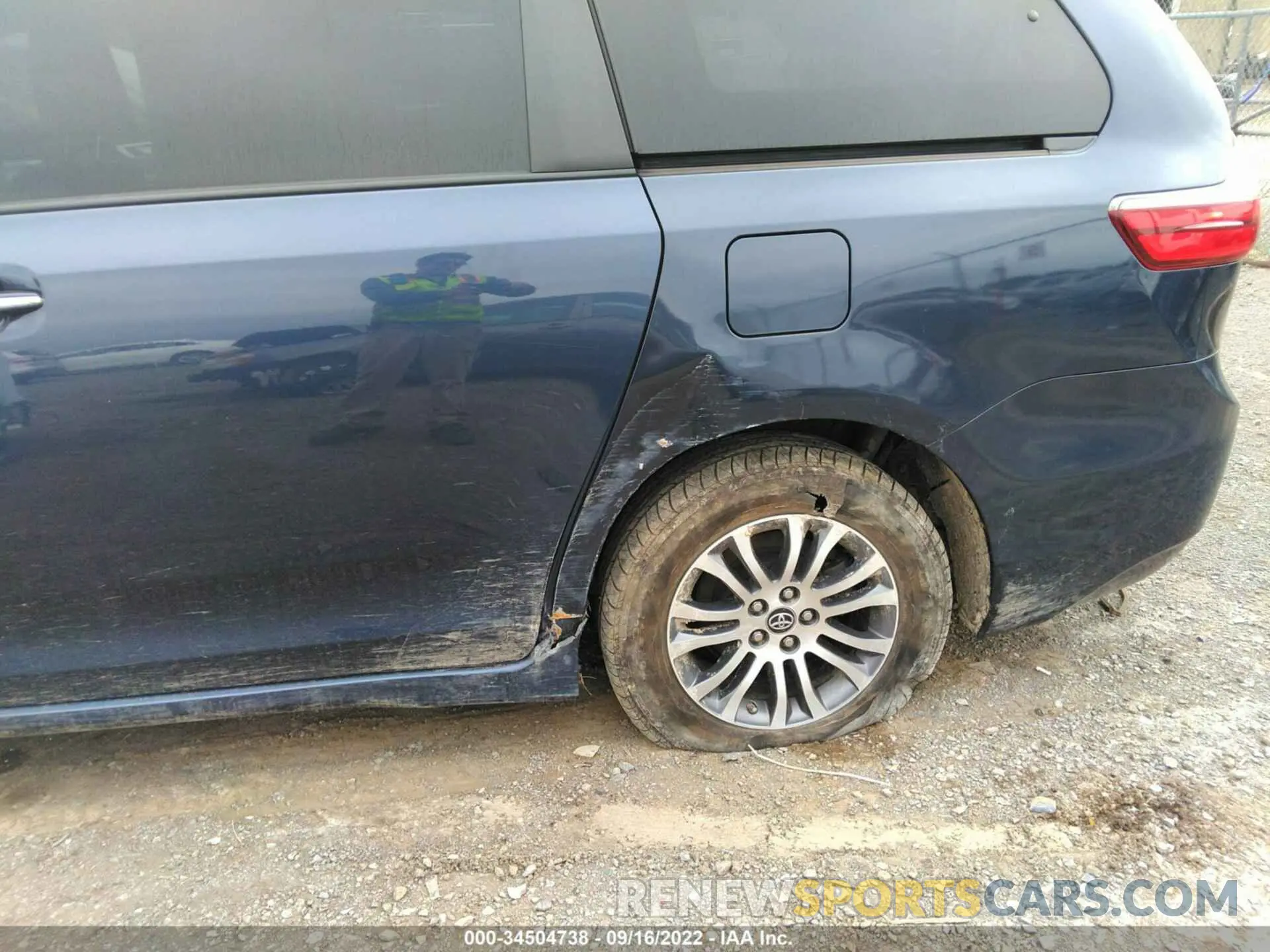 12 Photograph of a damaged car 5TDYZ3DC8LS033893 TOYOTA SIENNA 2020