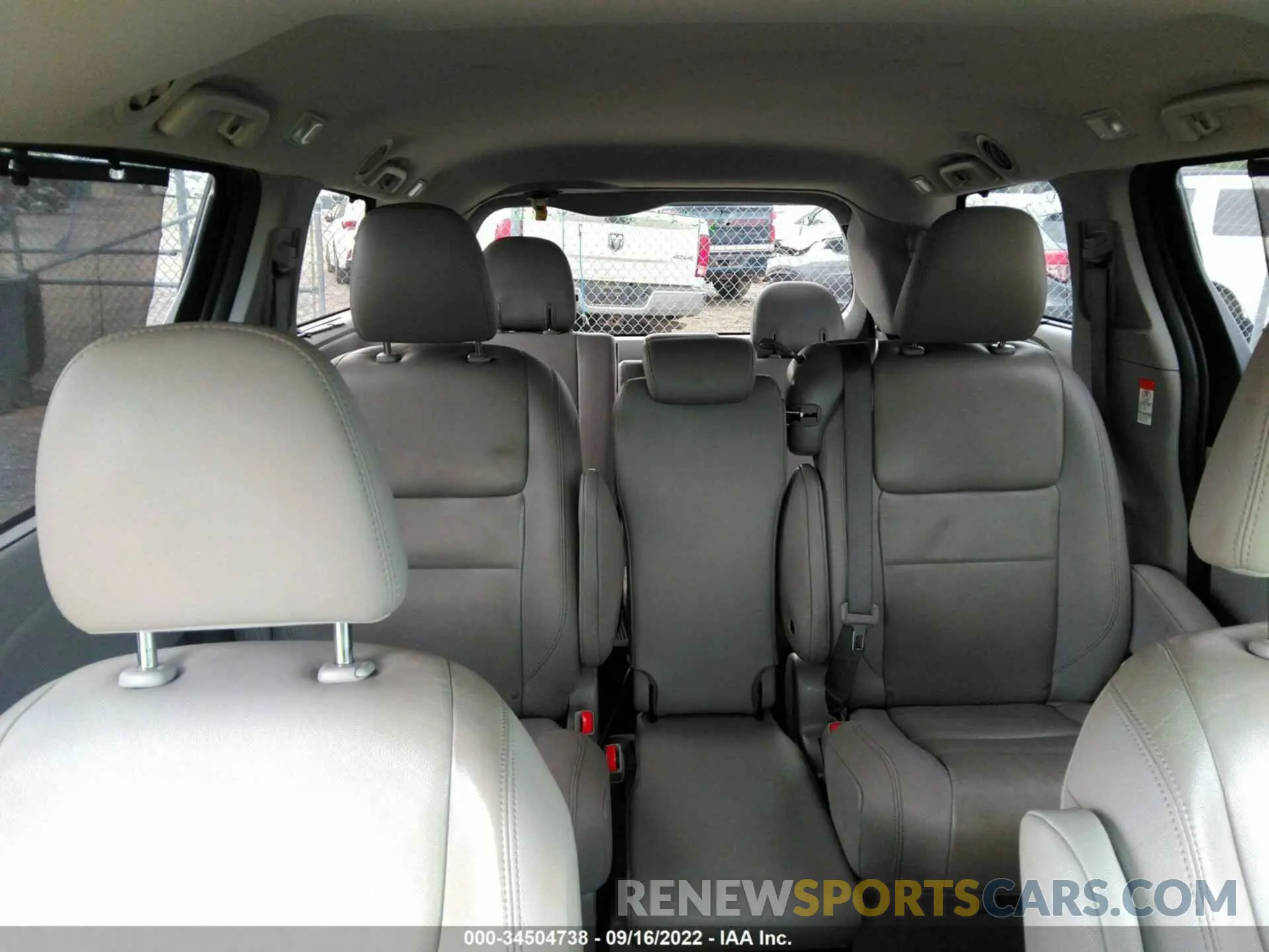 8 Photograph of a damaged car 5TDYZ3DC8LS033893 TOYOTA SIENNA 2020