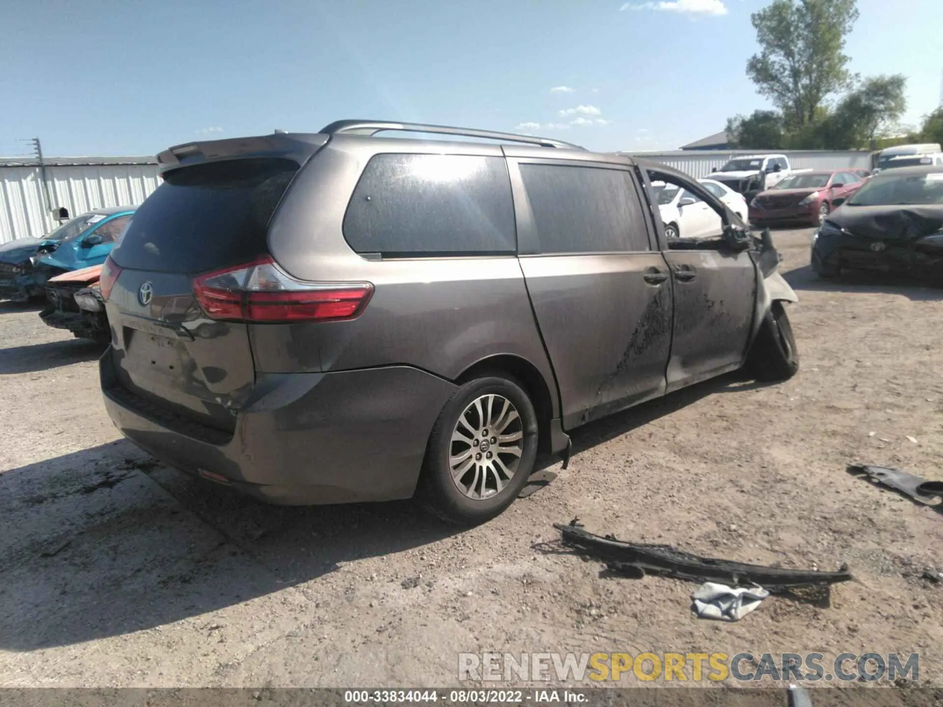 4 Photograph of a damaged car 5TDYZ3DC8LS054842 TOYOTA SIENNA 2020