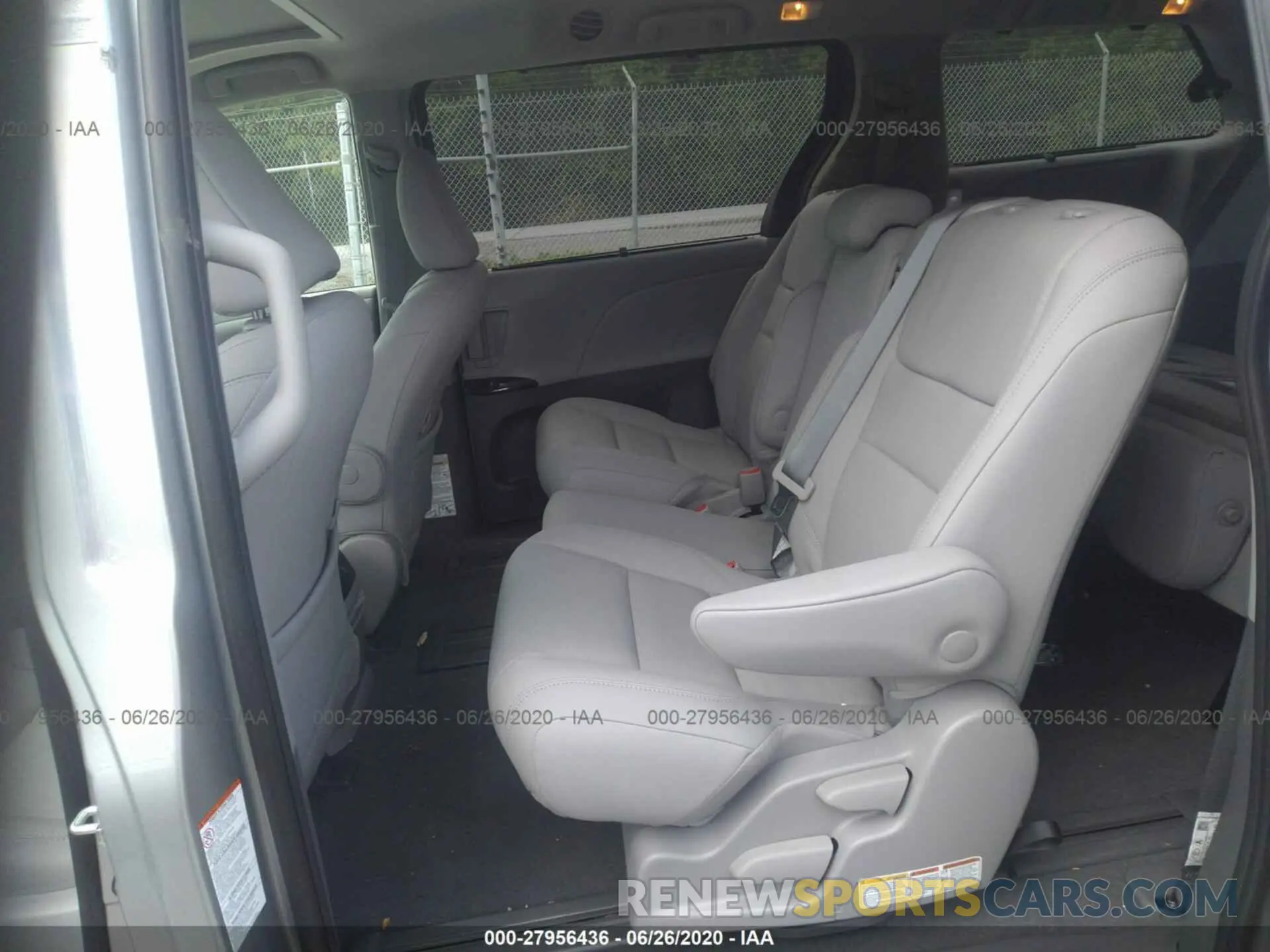 8 Photograph of a damaged car 5TDYZ3DC9LS067924 TOYOTA SIENNA 2020