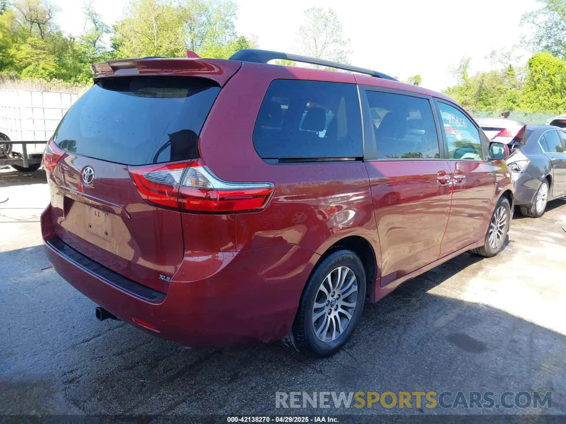 4 Photograph of a damaged car 5TDYZ3DCXLS031692 TOYOTA SIENNA 2020