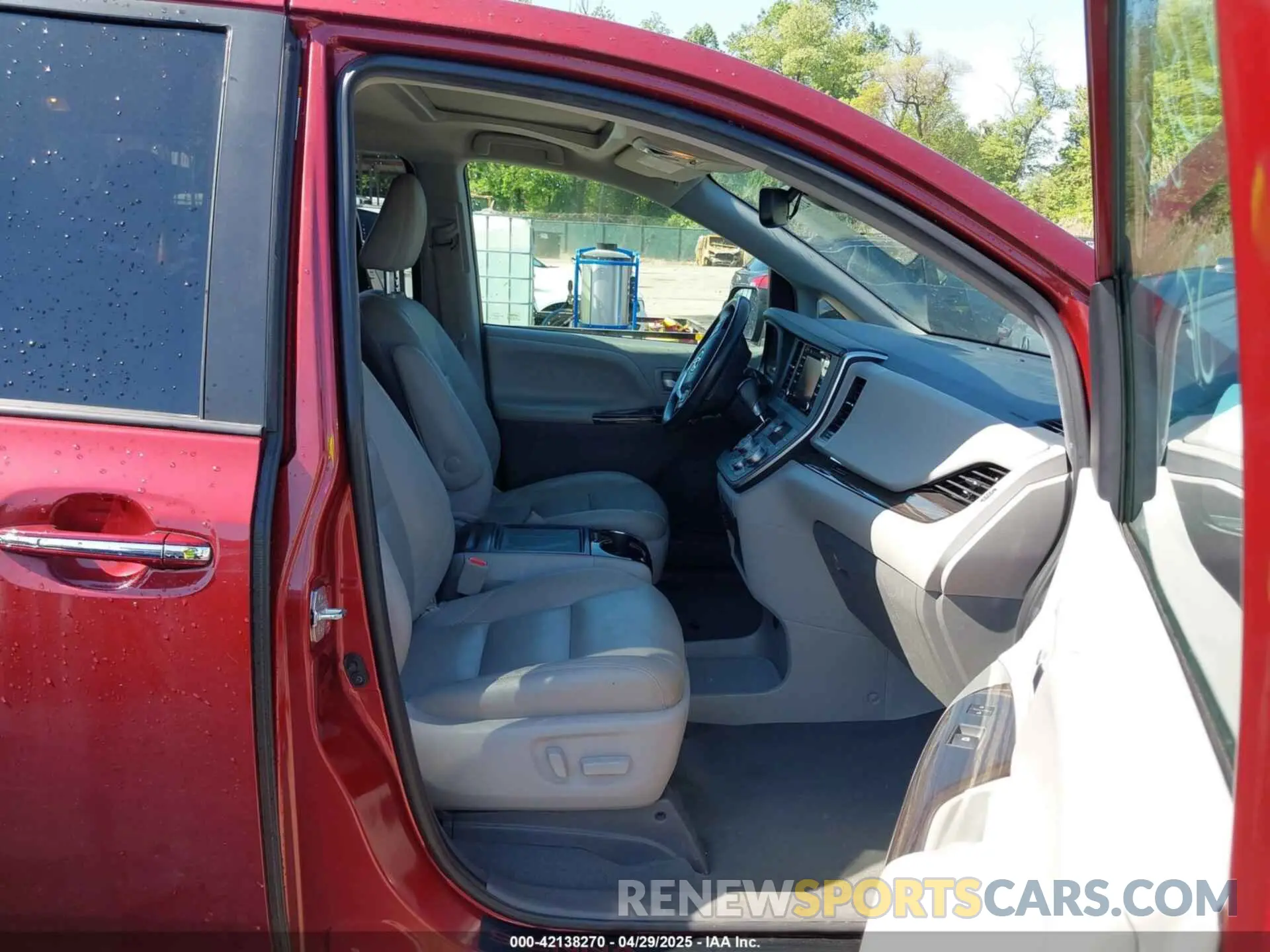 5 Photograph of a damaged car 5TDYZ3DCXLS031692 TOYOTA SIENNA 2020