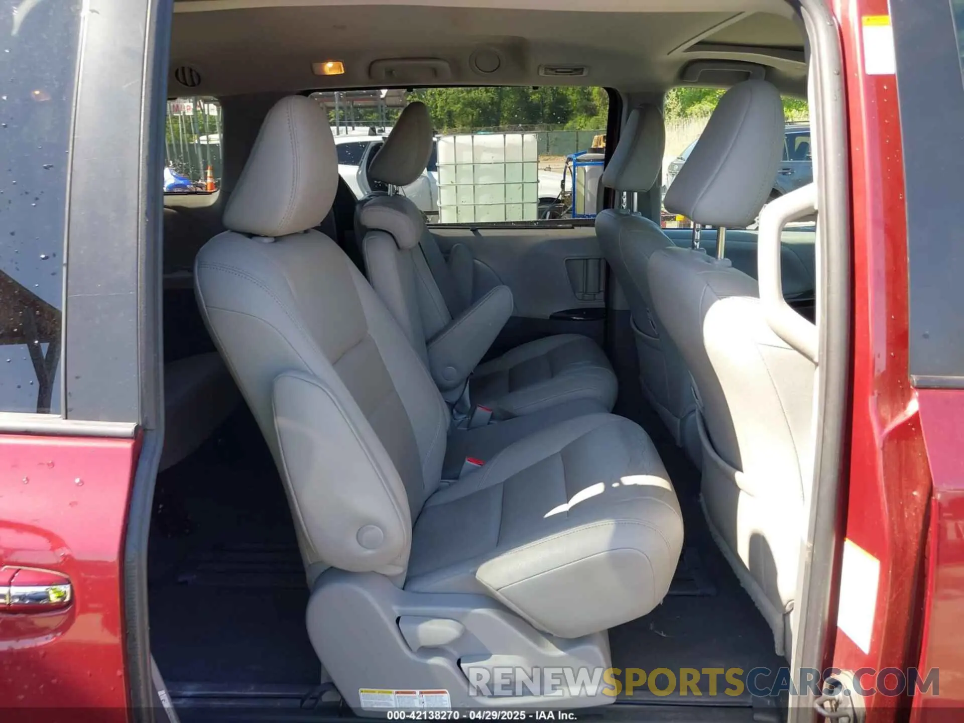 8 Photograph of a damaged car 5TDYZ3DCXLS031692 TOYOTA SIENNA 2020