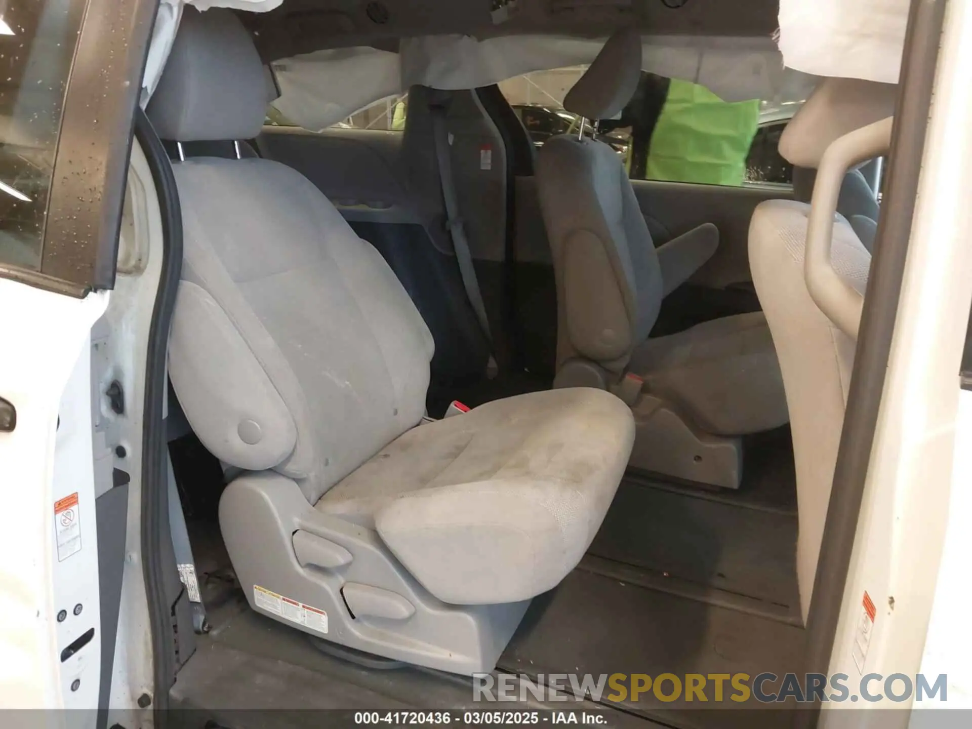 8 Photograph of a damaged car 5TDZZ3DC0LS077956 TOYOTA SIENNA 2020