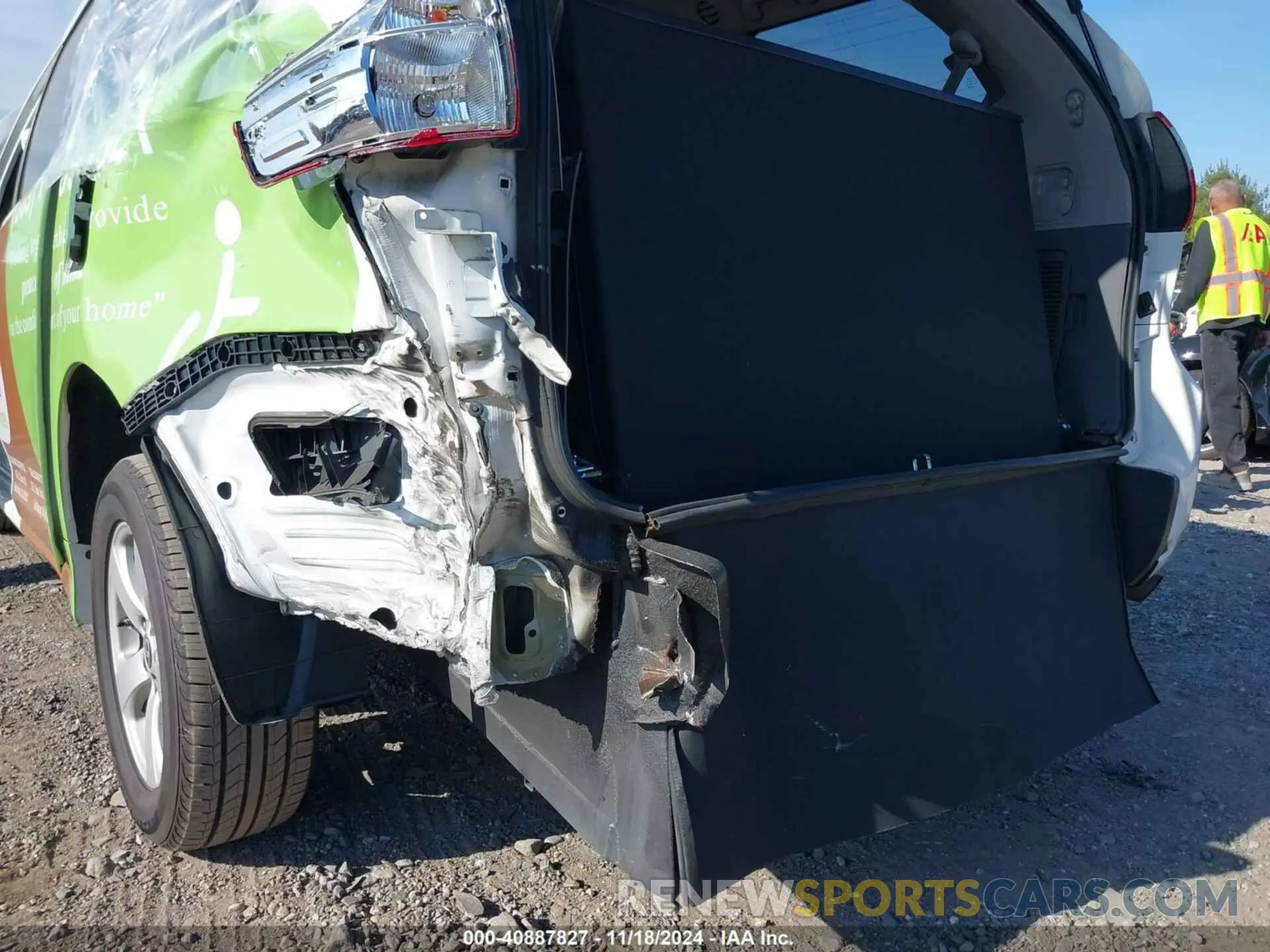 17 Photograph of a damaged car 5TDZZ3DC2LS066487 TOYOTA SIENNA 2020