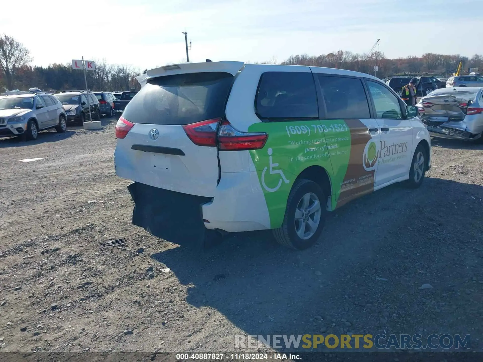 4 Photograph of a damaged car 5TDZZ3DC2LS066487 TOYOTA SIENNA 2020
