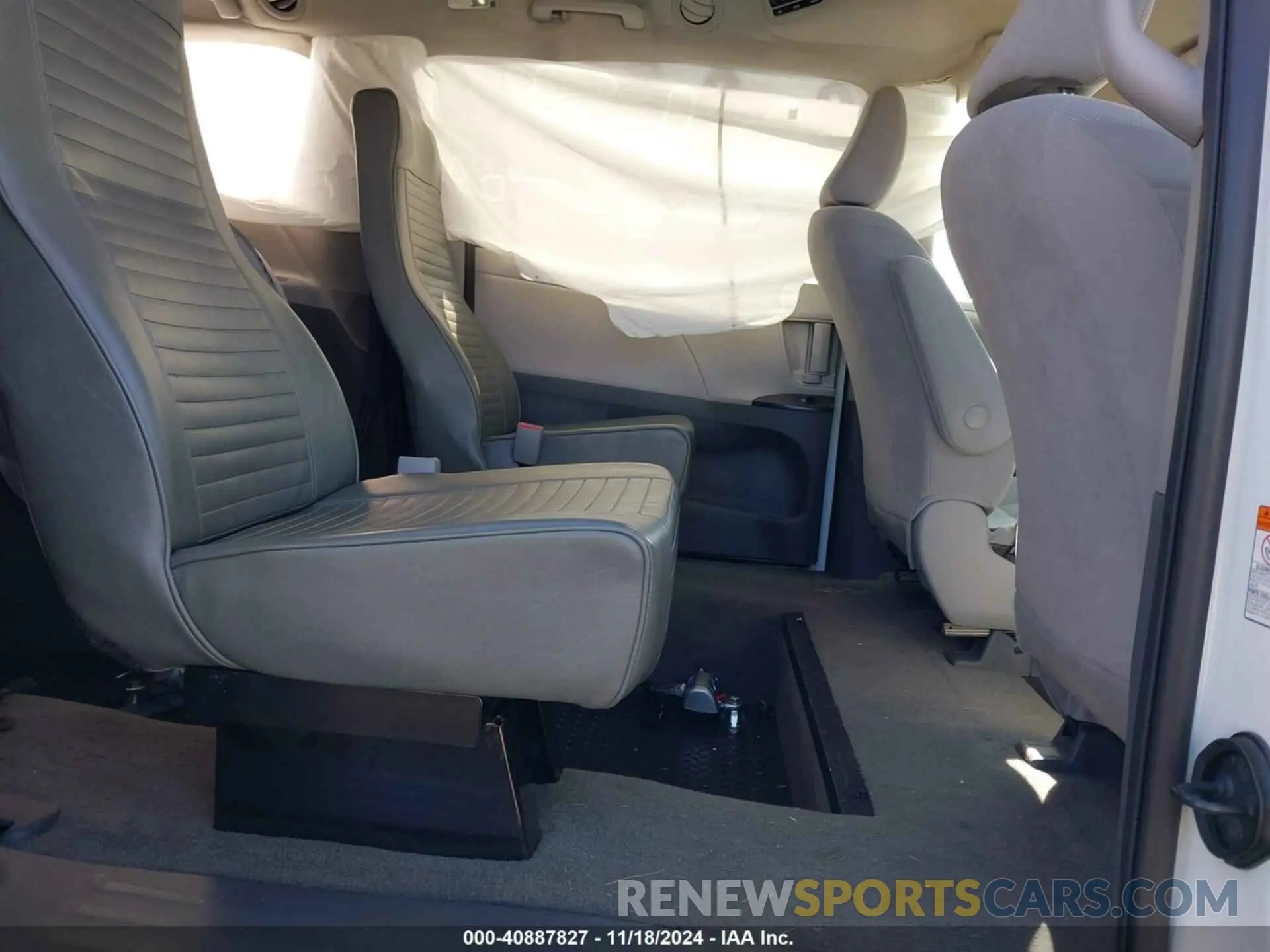 8 Photograph of a damaged car 5TDZZ3DC2LS066487 TOYOTA SIENNA 2020