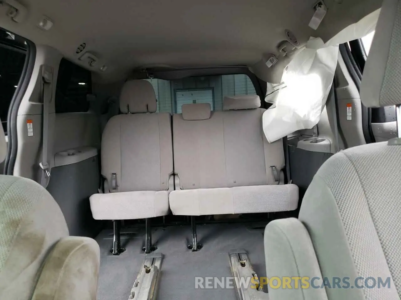 10 Photograph of a damaged car 5TDZZ3DC6LS080599 TOYOTA SIENNA 2020