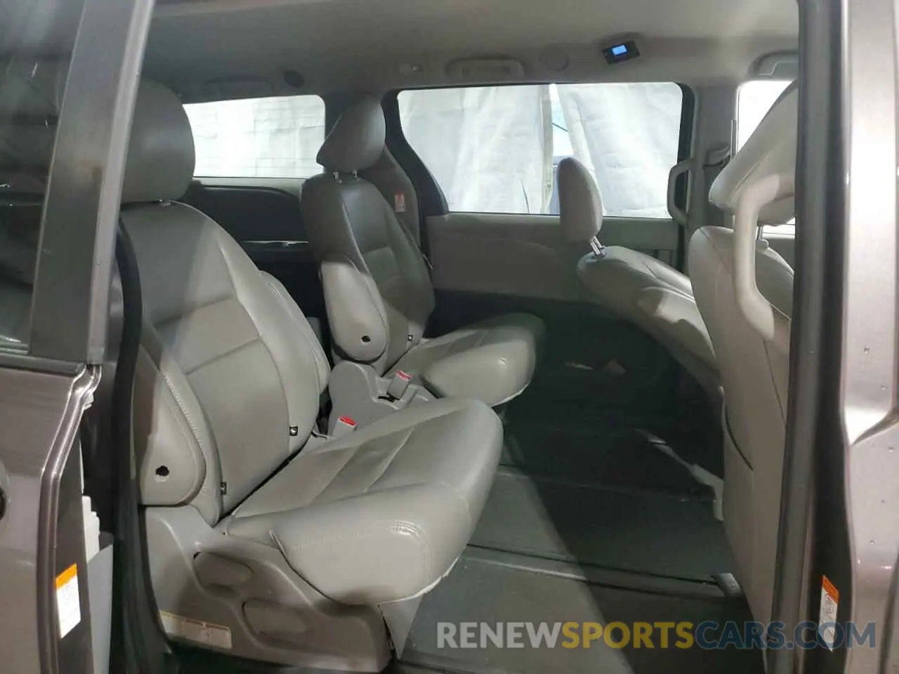 11 Photograph of a damaged car 5TDZZ3DC6LS082787 TOYOTA SIENNA 2020