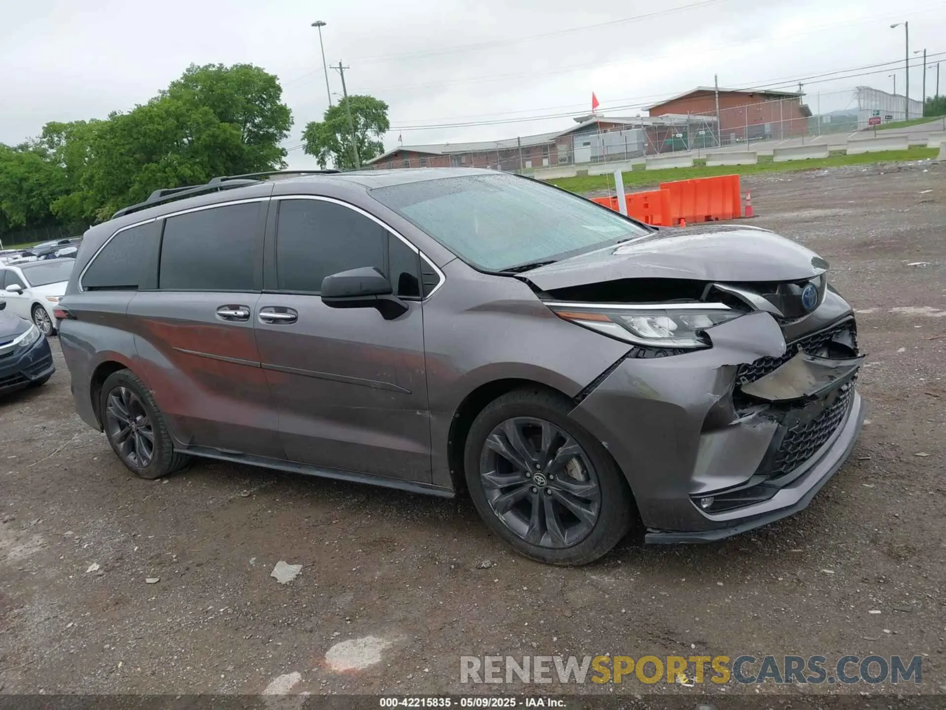 13 Photograph of a damaged car 5TDDRKEC4MS017361 TOYOTA SIENNA 2021