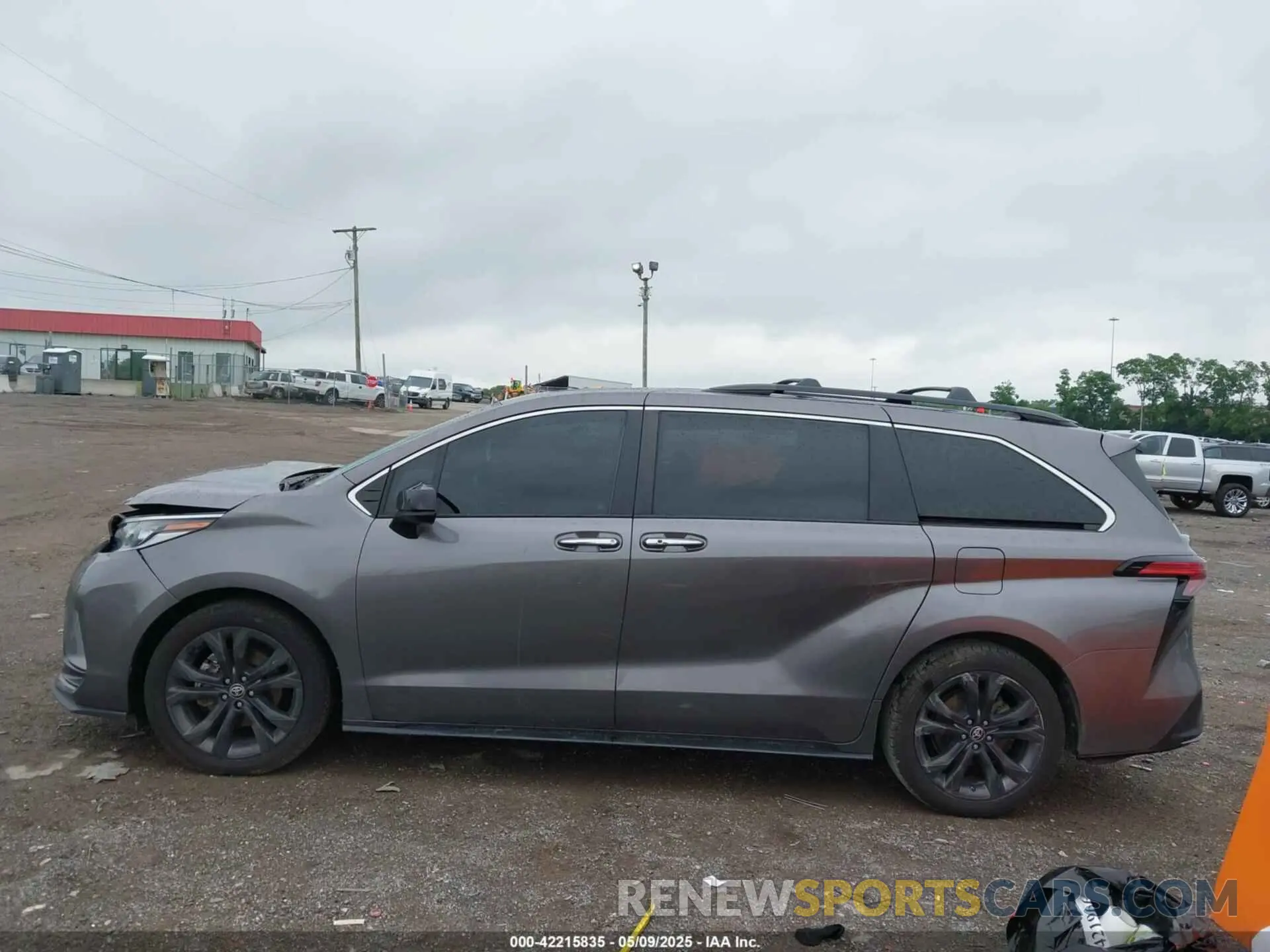 14 Photograph of a damaged car 5TDDRKEC4MS017361 TOYOTA SIENNA 2021