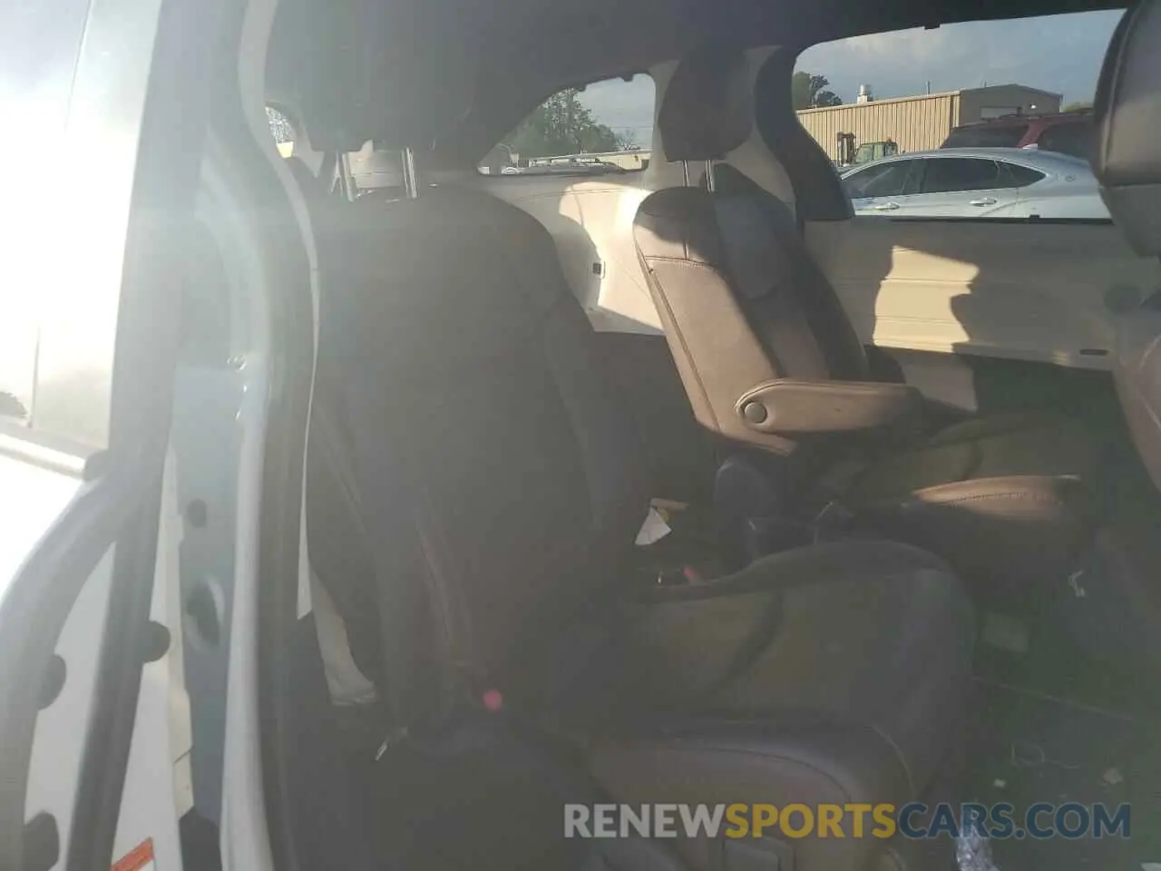 11 Photograph of a damaged car 5TDERKEC4MS012021 TOYOTA SIENNA 2021