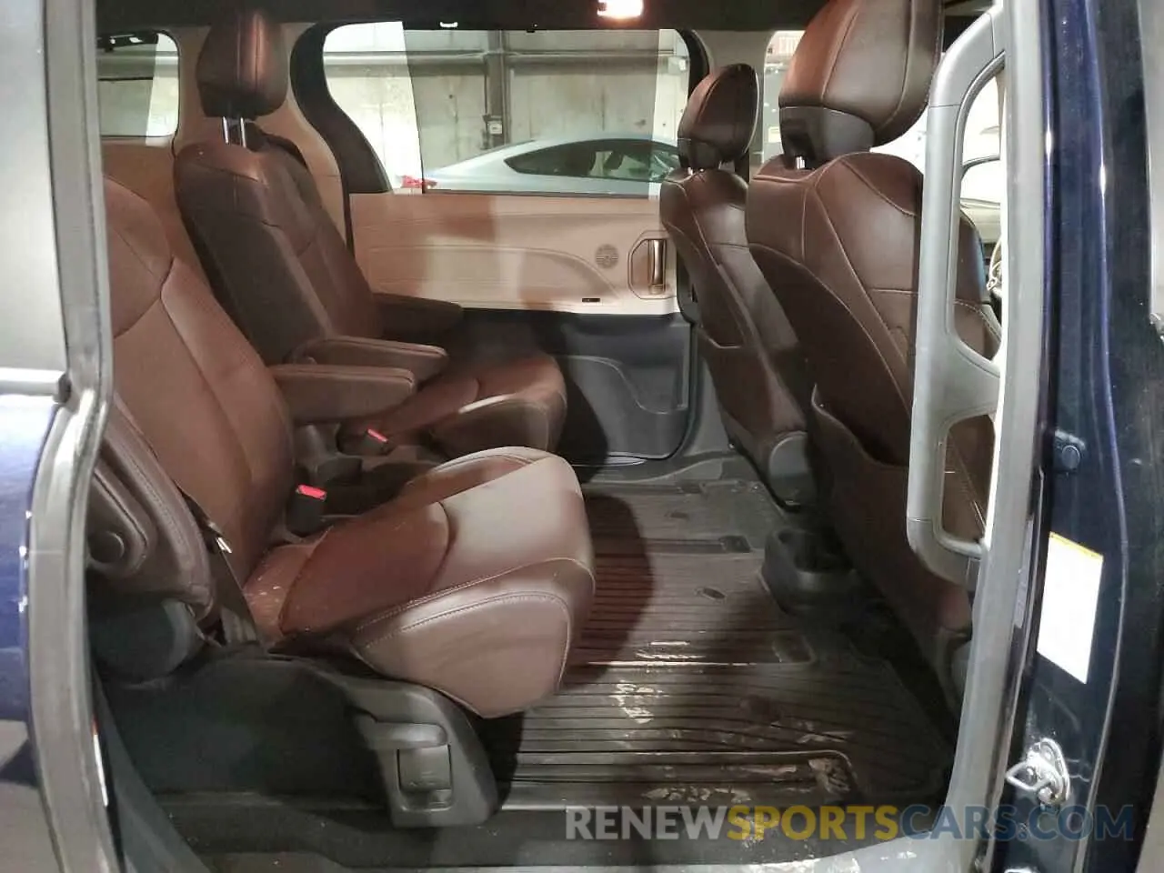 11 Photograph of a damaged car 5TDESKFC8MS011649 TOYOTA SIENNA 2021