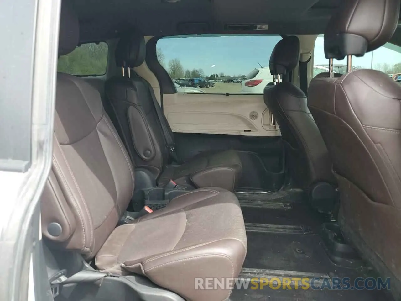 11 Photograph of a damaged car 5TDESKFC8MS033392 TOYOTA SIENNA 2021